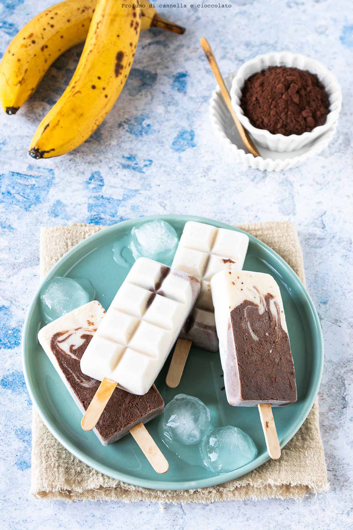 Gelato su stecco banana yogurt e cacao Gelato su stecco banana yogurt e cacao