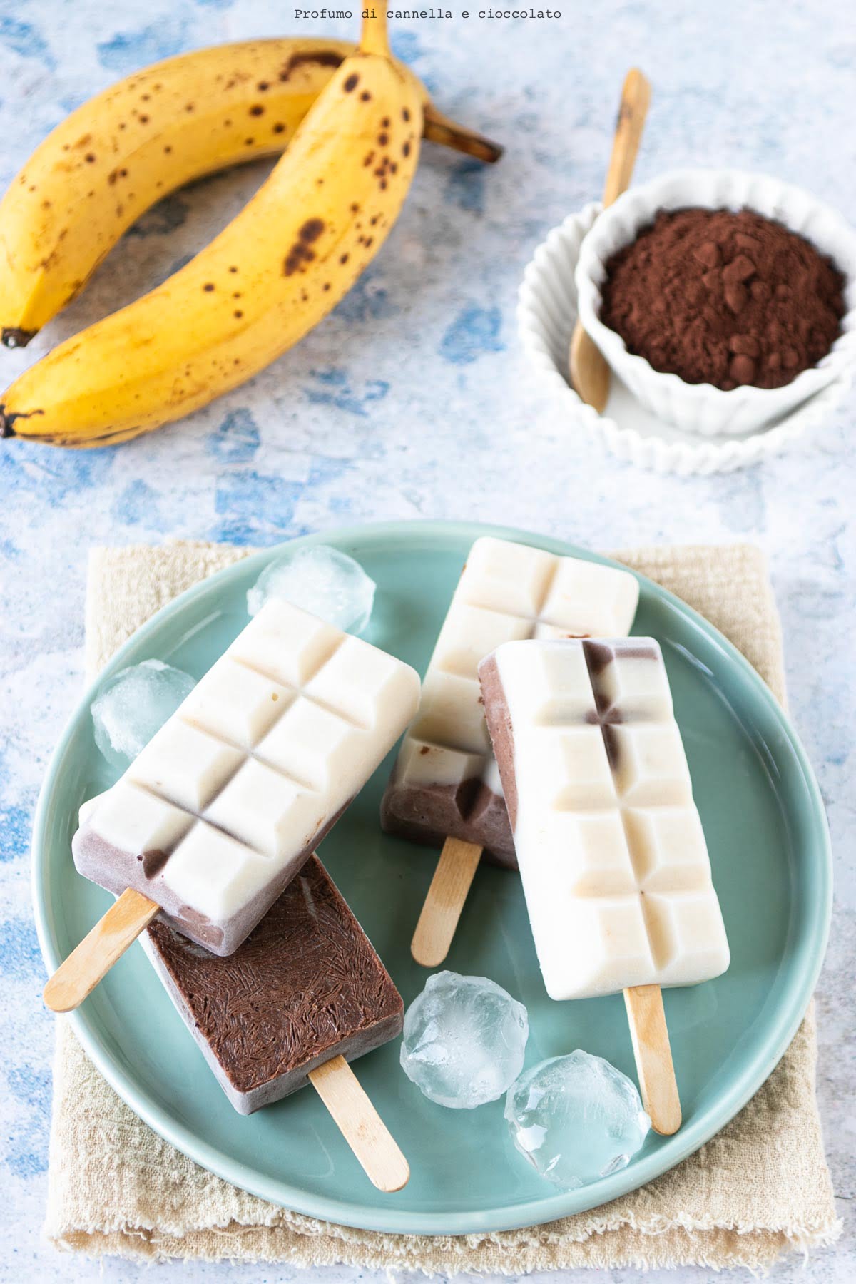 Gelato su stecco banana yogurt e cacao Gelato su stecco banana yogurt e cacao