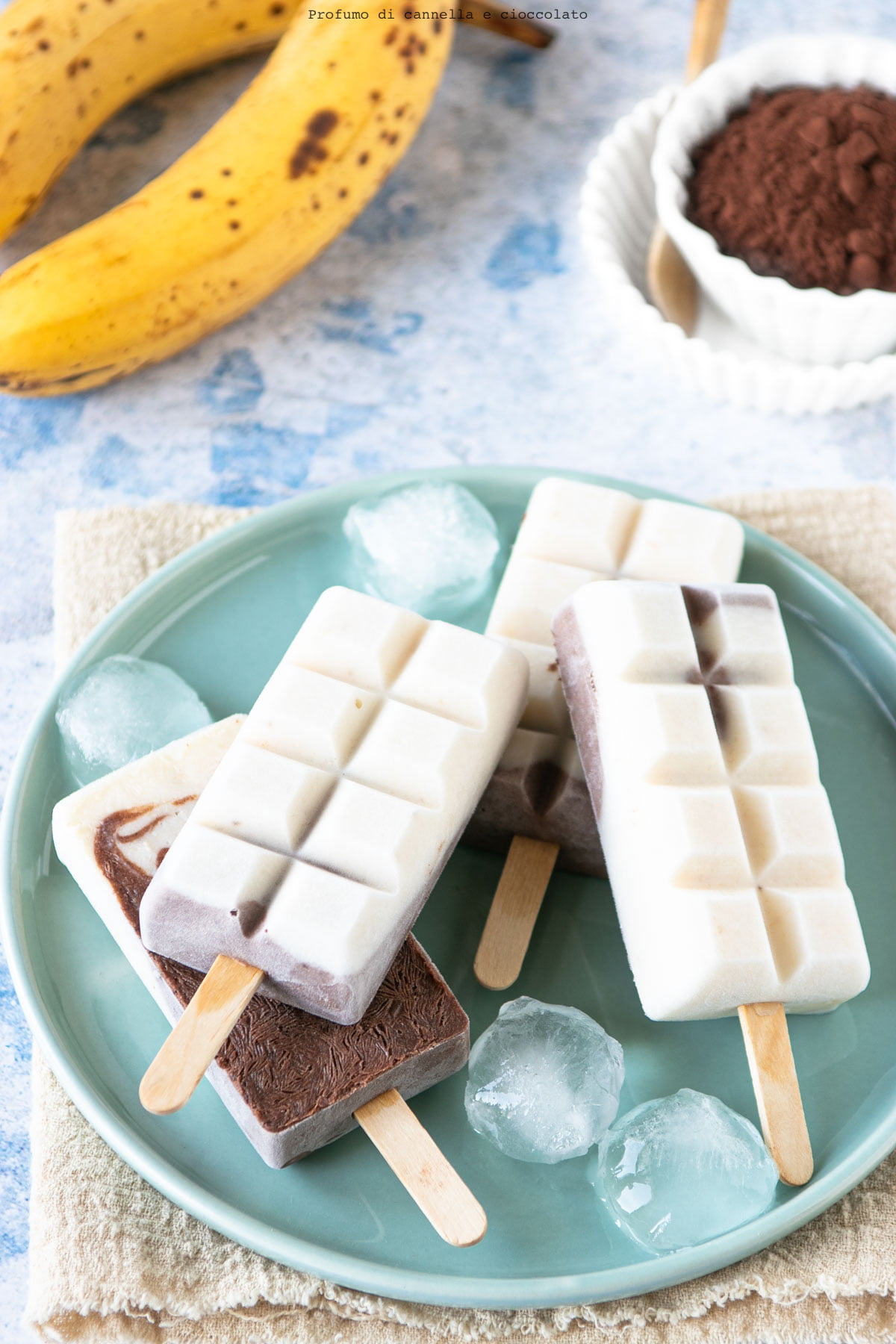 Gelato su stecco banana yogurt e cacao Gelato su stecco banana yogurt e cacao