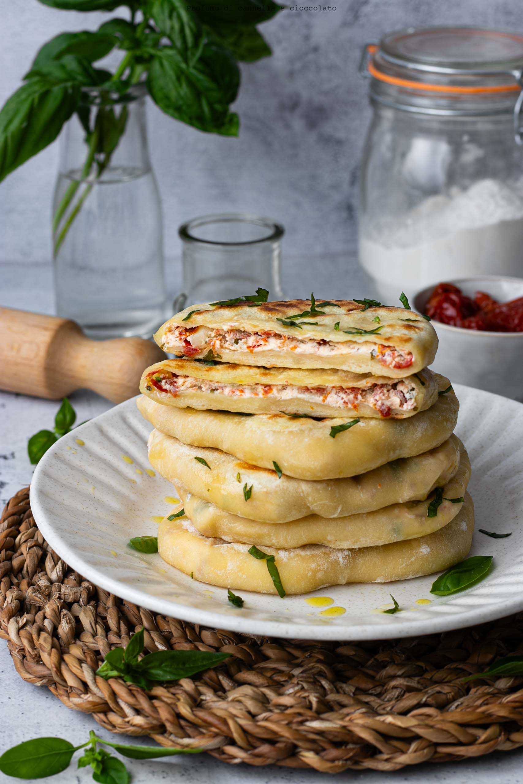 Focaccine in padella senza lievitazione farcite Focaccine in padella senza lievitazione farcite