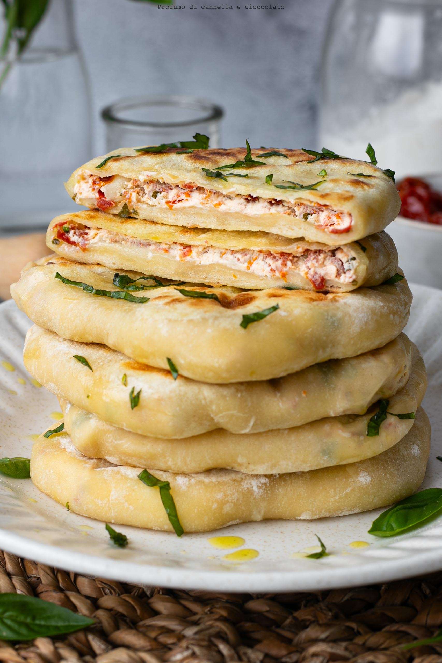 Focaccine in padella senza lievitazione farcite Focaccine in padella senza lievitazione farcite