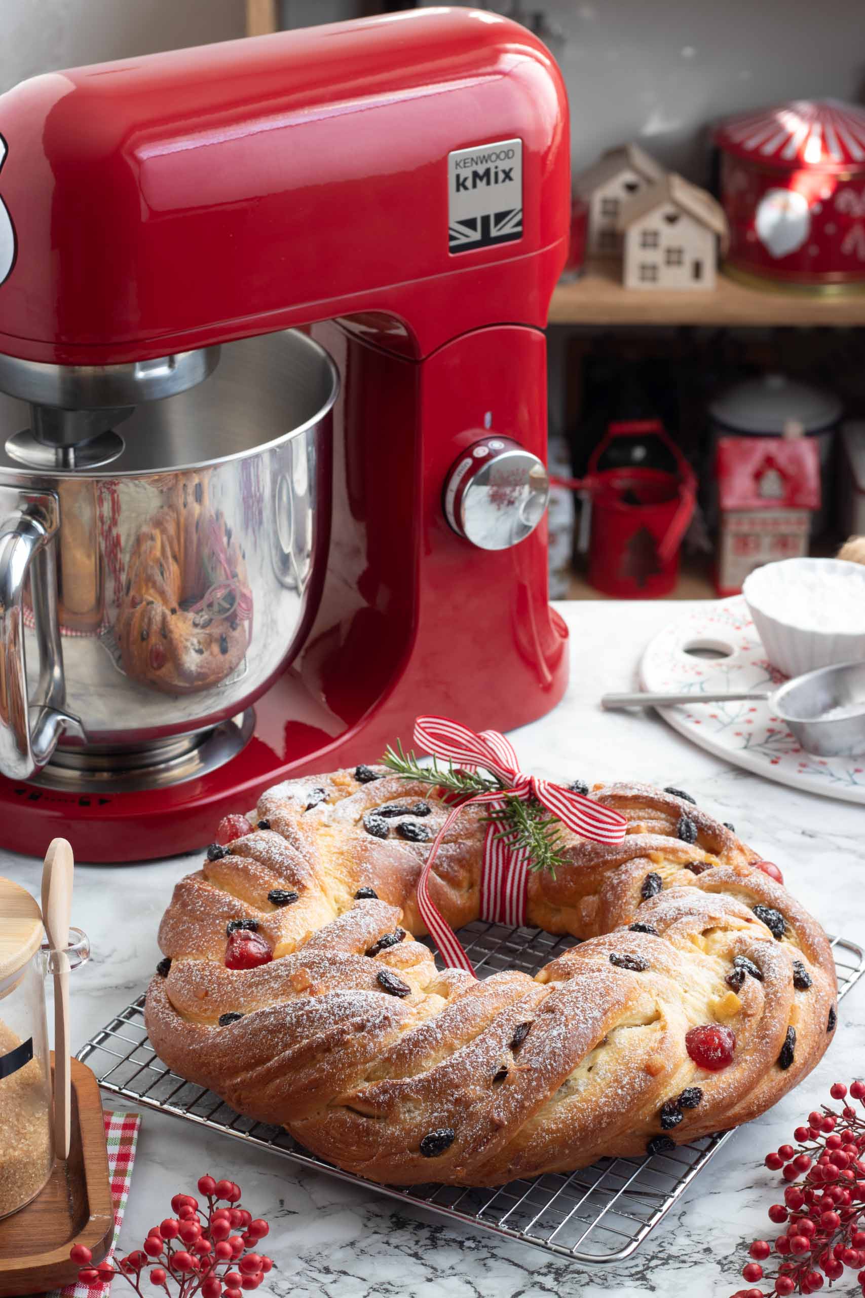 Ghirlanda di Natale con uvetta e canditi Ghirlanda di Natale con uvetta e canditi