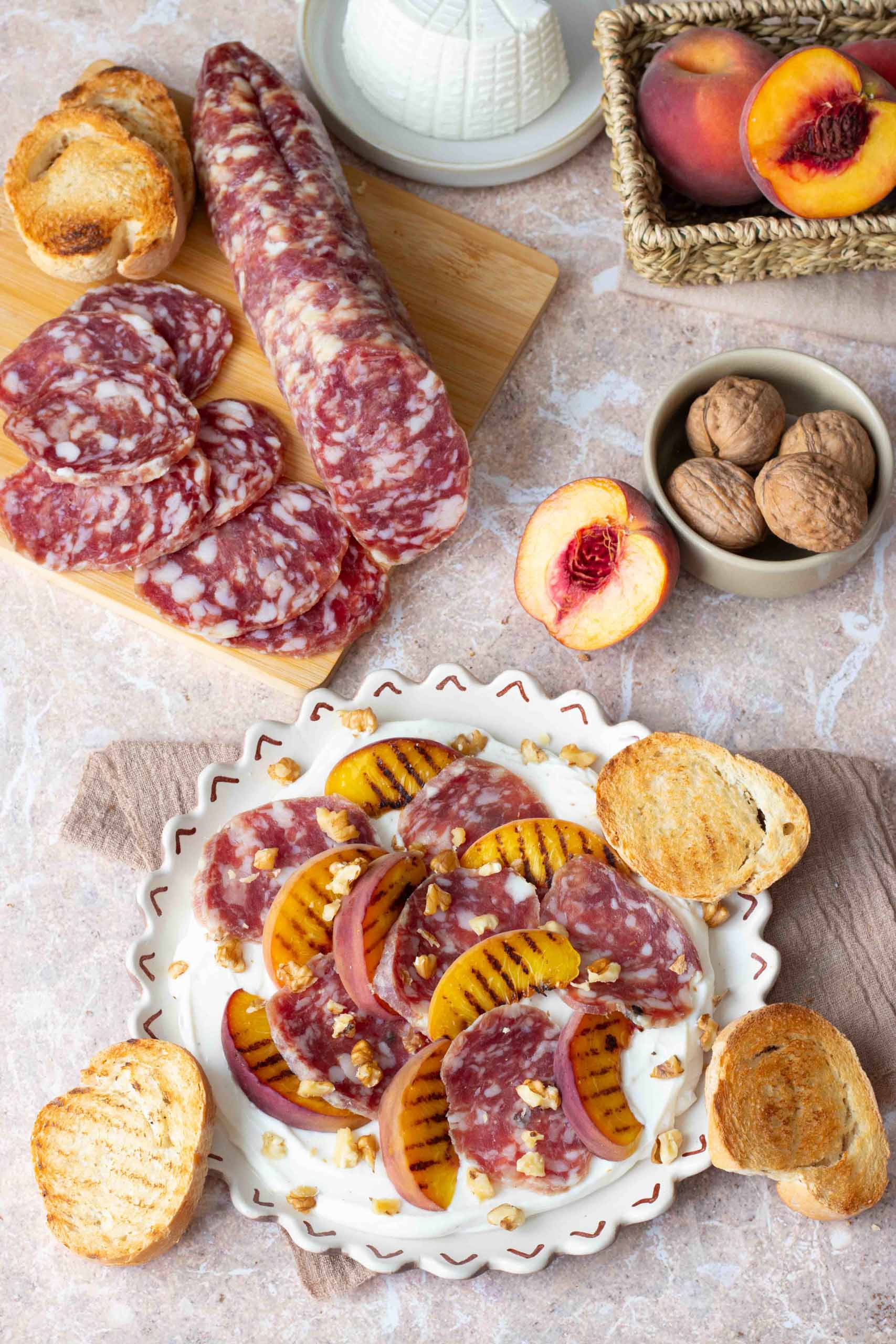 Ricotta montata con Salame Felino IGP pesche grigliate noci e crostini