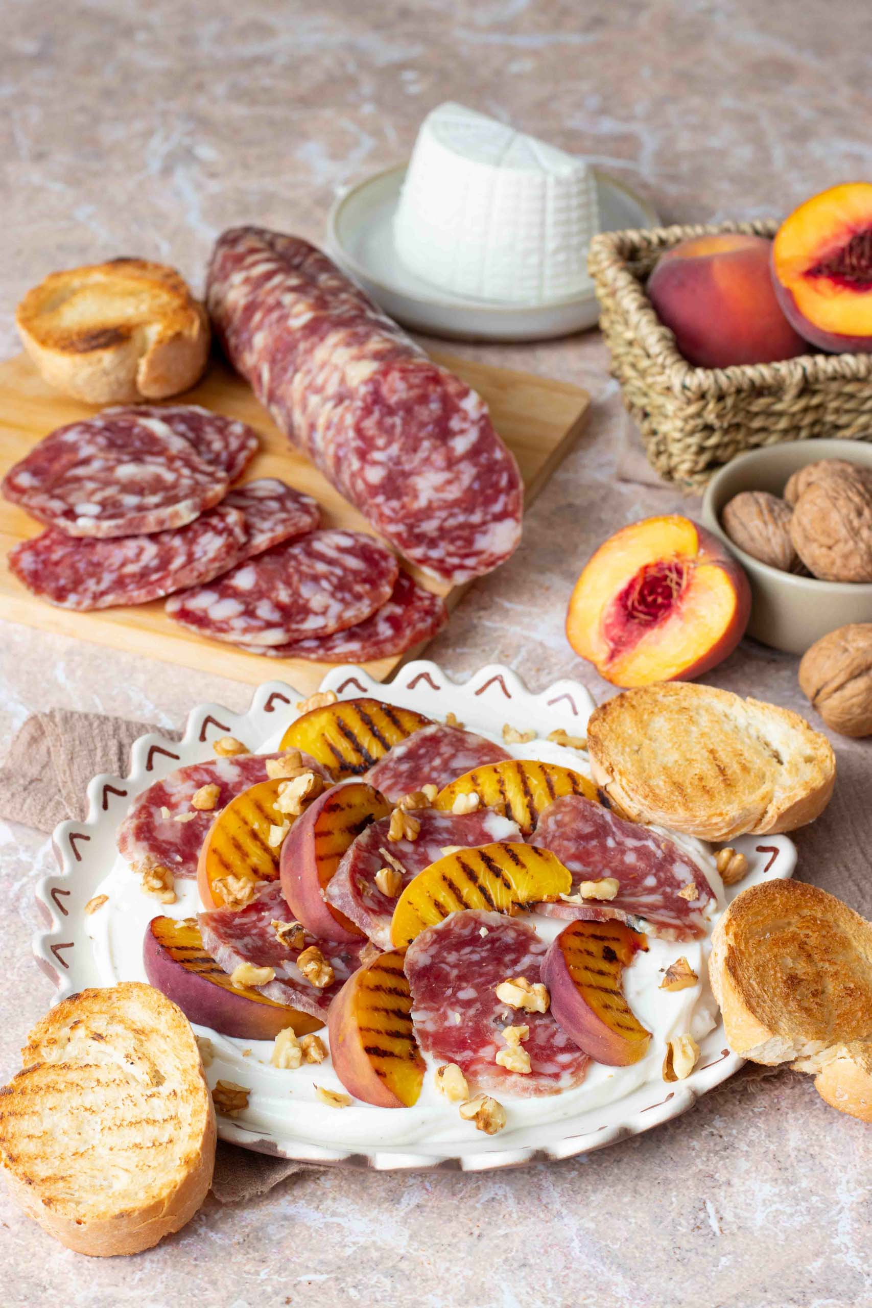 Ricotta montata con Salame Felino IGP pesche grigliate noci e crostini Ricotta montata con Salame Felino IGP pesche grigliate noci e crostini