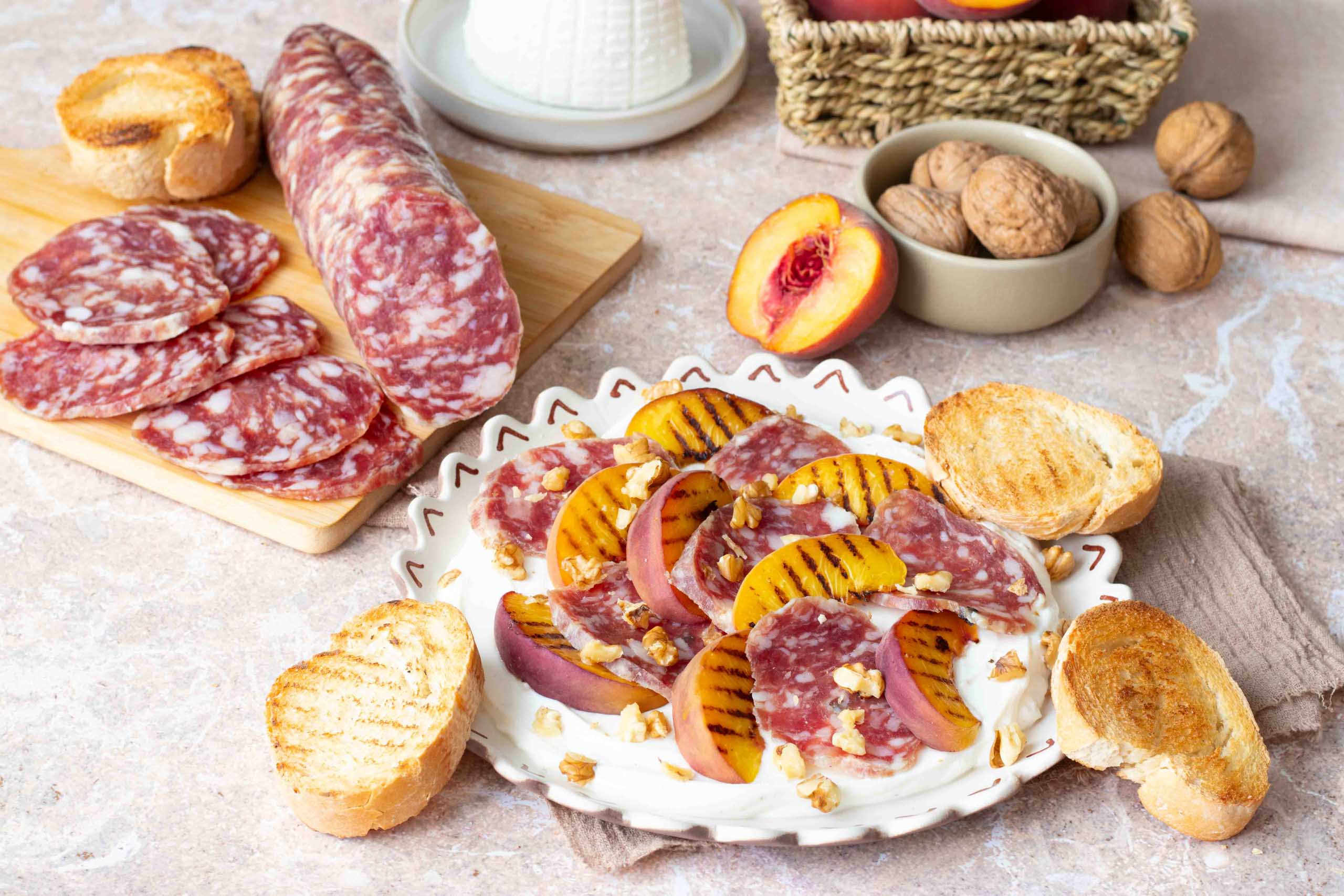 Ricotta montata con Salame Felino IGP pesche grigliate noci e crostini Ricotta montata con Salame Felino IGP pesche grigliate noci e crostini