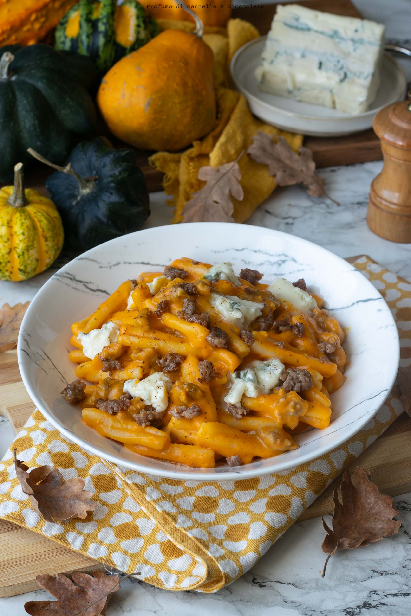 Pasta con crema di zucca salsiccia croccante e gorgonzola Pasta con crema di zucca salsiccia croccante e gorgonzola
