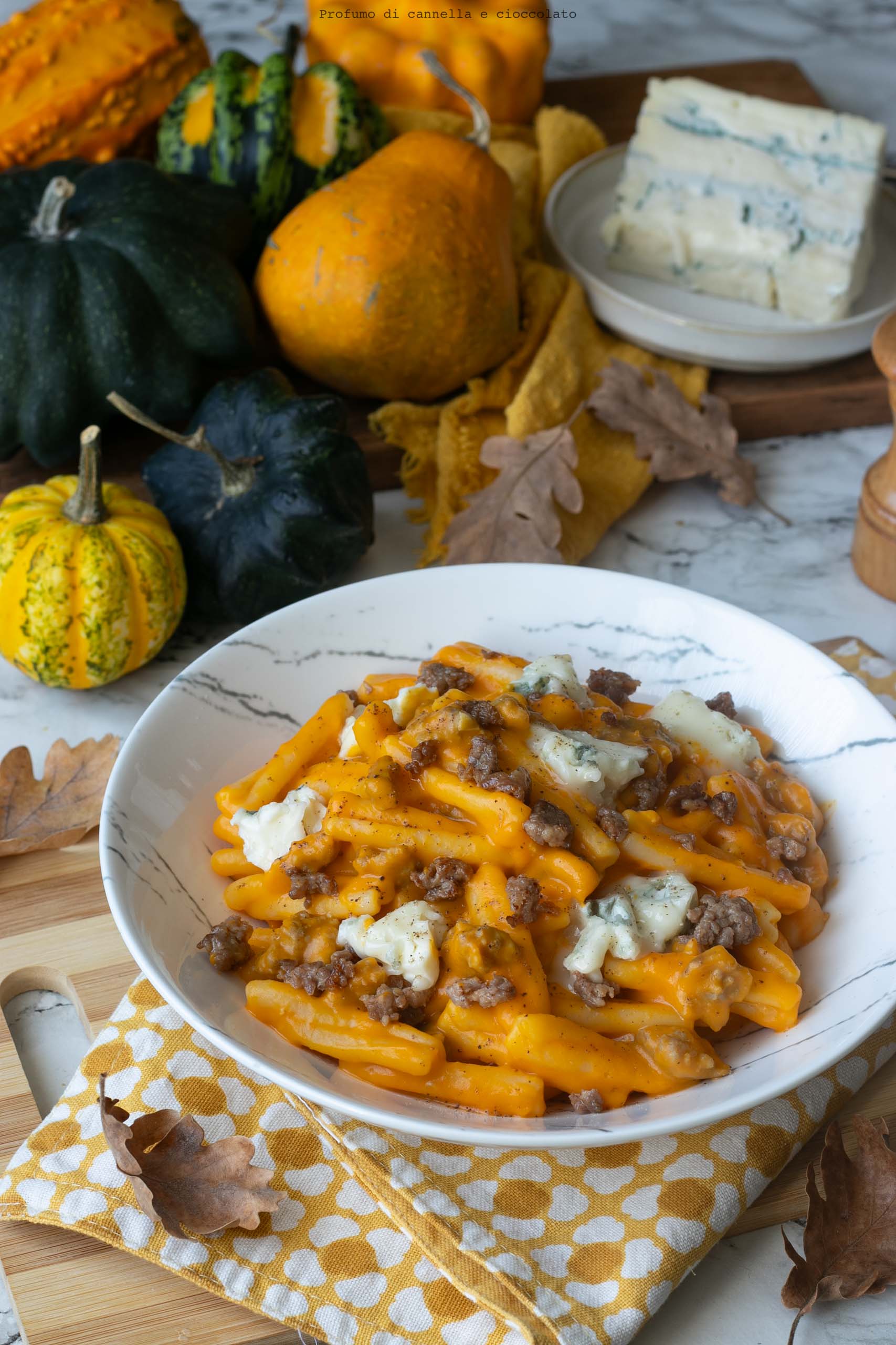 Pasta con crema di zucca salsiccia croccante e gorgonzola Pasta con crema di zucca salsiccia croccante e gorgonzola