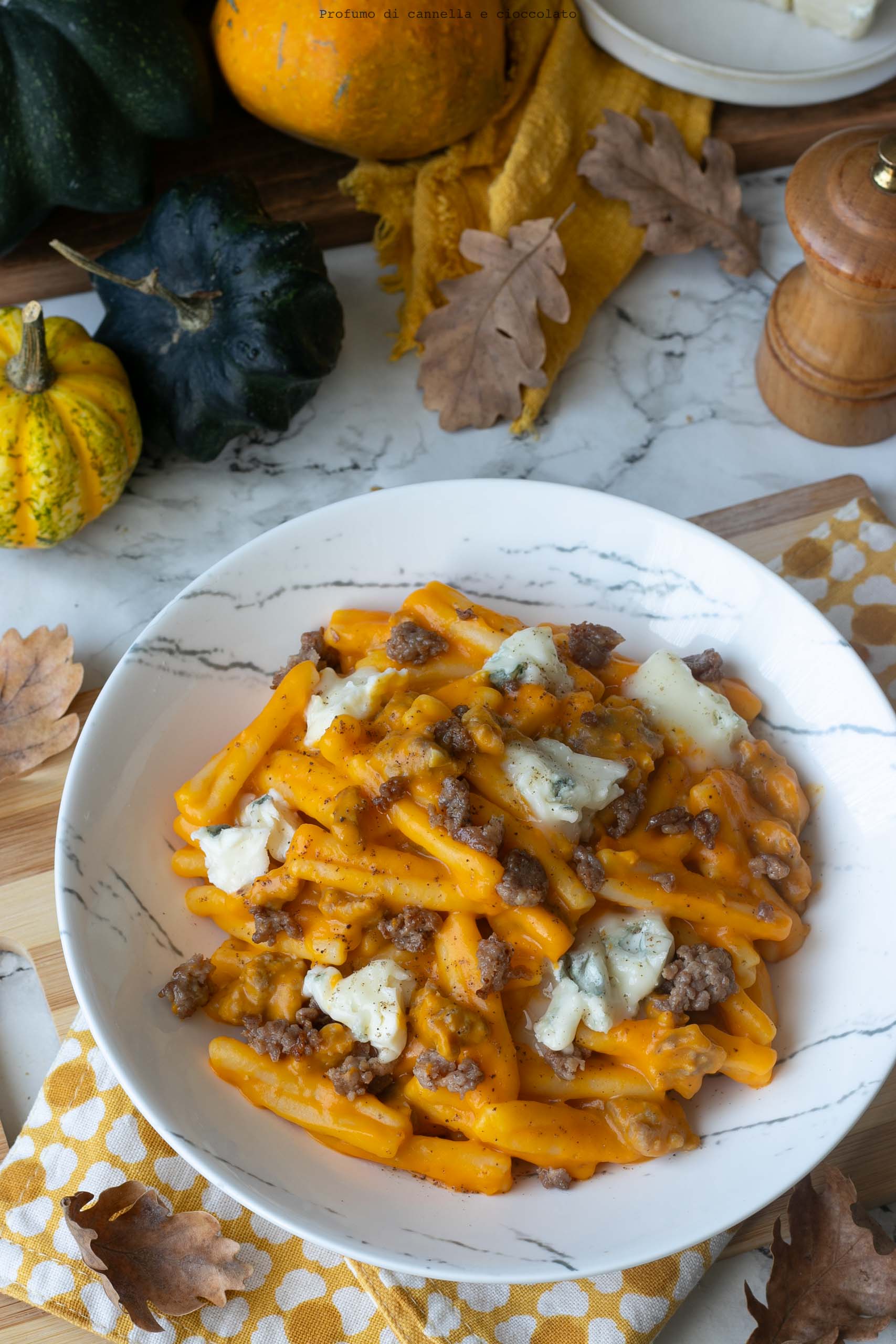 Pasta con crema di zucca salsiccia croccante e gorgonzola Pasta con crema di zucca salsiccia croccante e gorgonzola