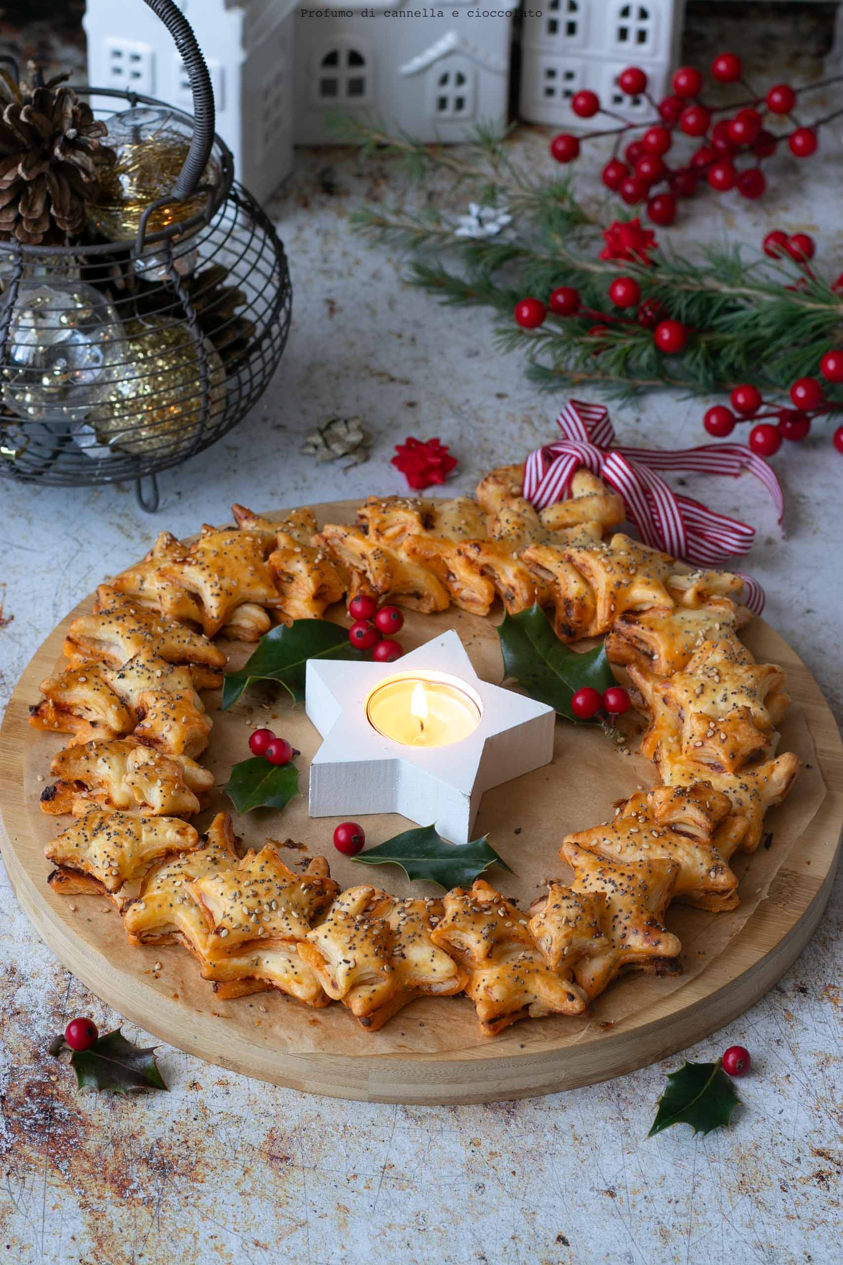 Corona di Natale di pasta sfoglia salata Corona di Natale di pasta sfoglia salata