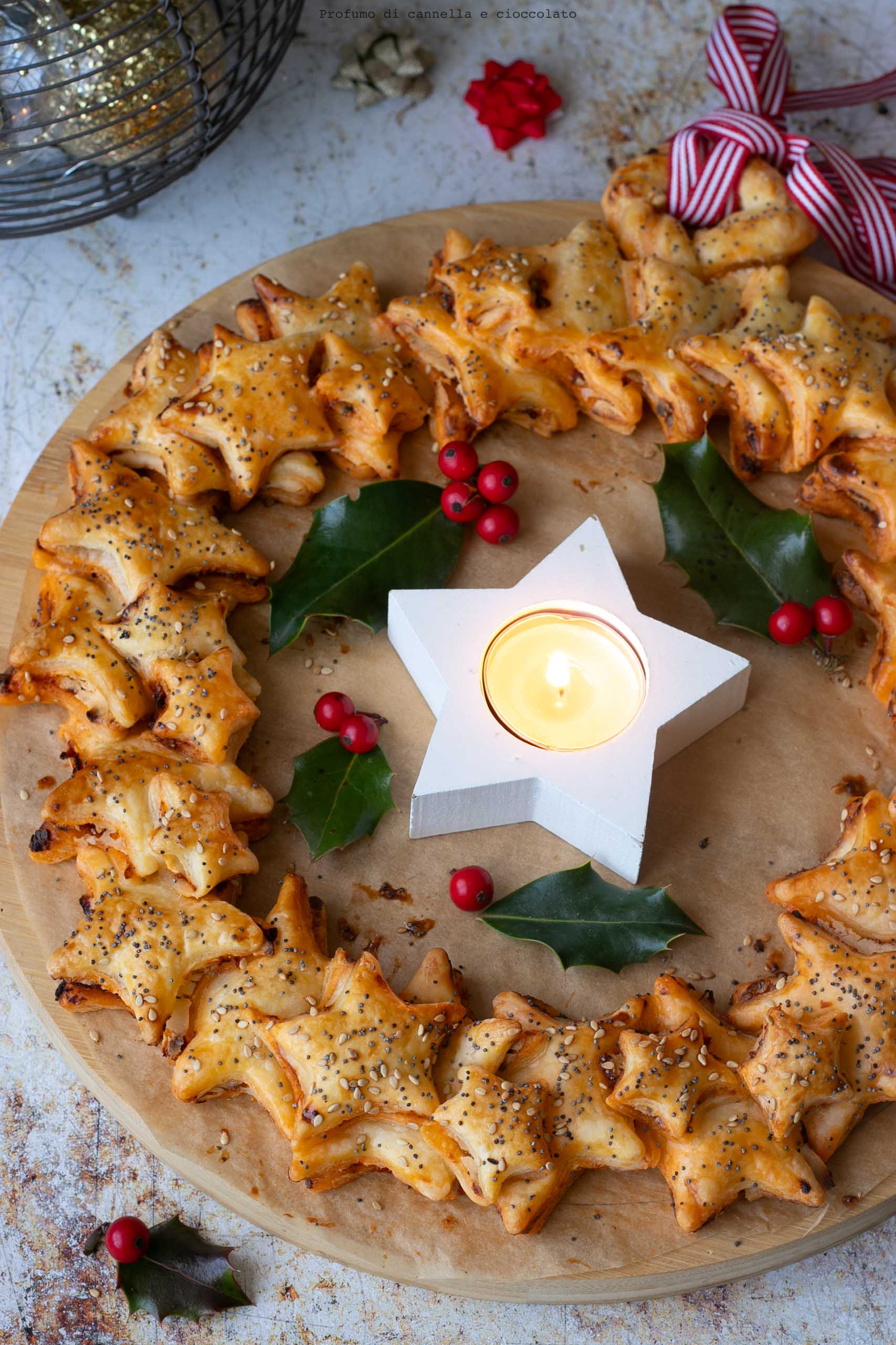 Corona di Natale di pasta sfoglia salata Corona di Natale di pasta sfoglia salata