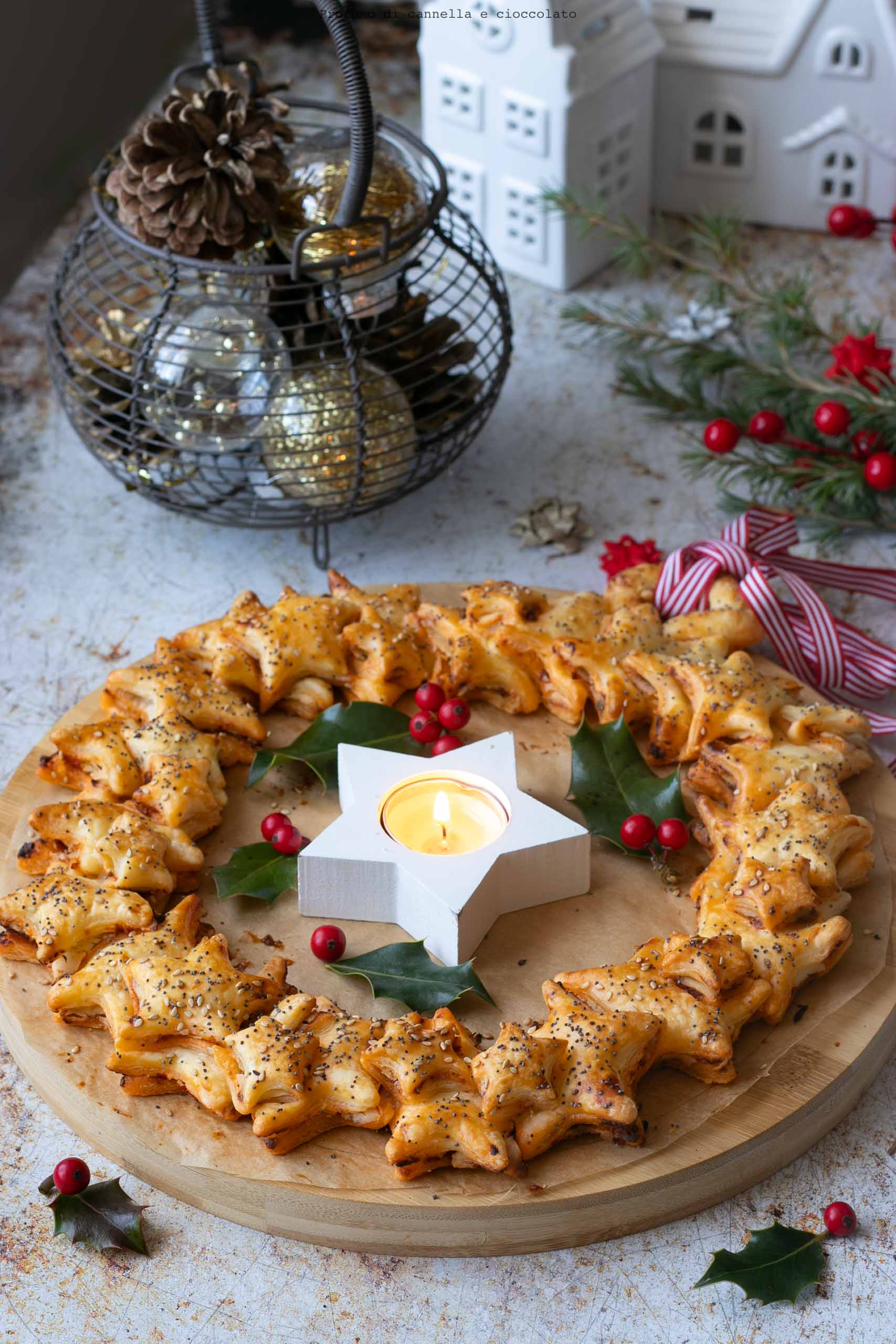 Corona di Natale di pasta sfoglia salata Corona di Natale di pasta sfoglia salata