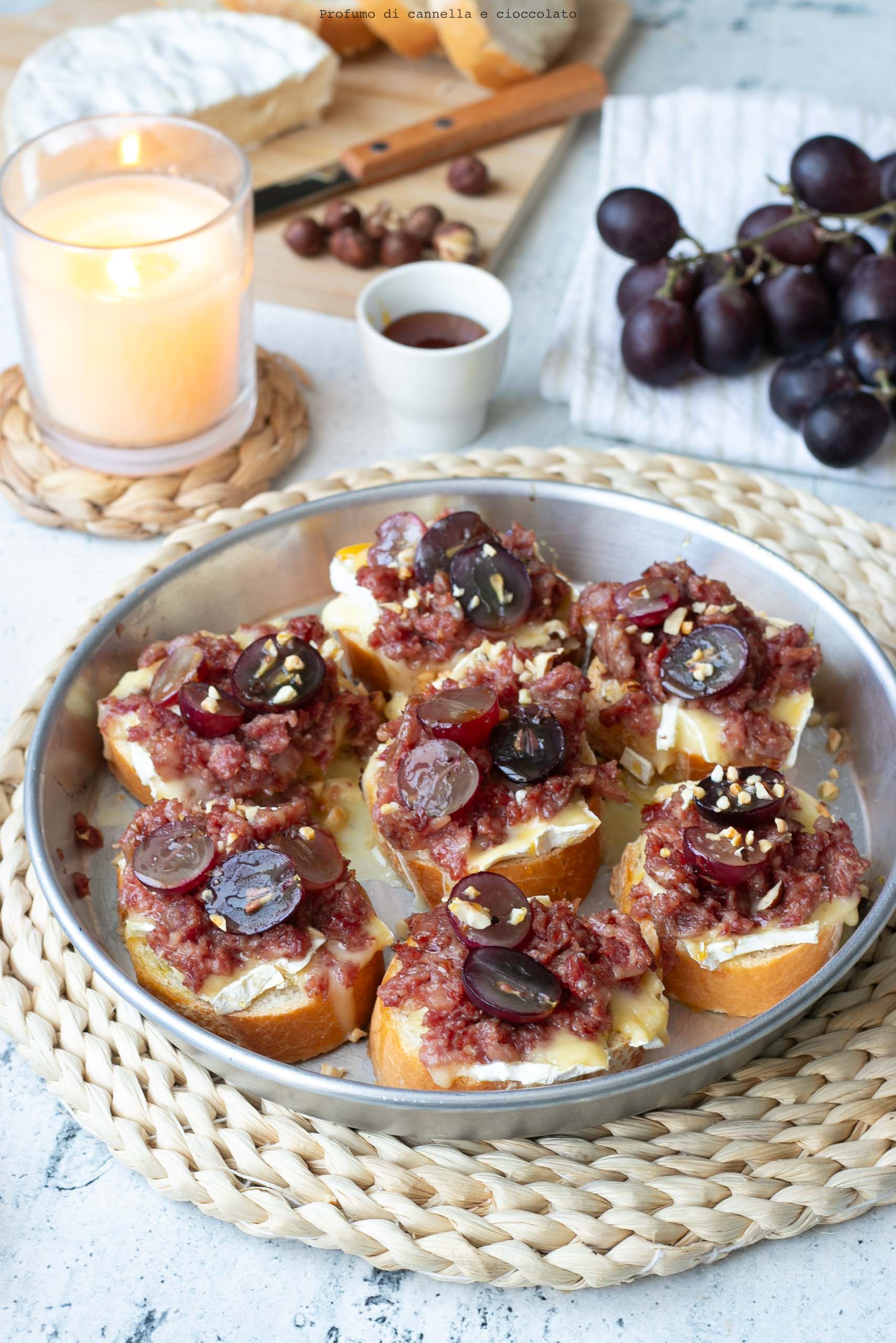 Crostini camembert cotechino e uva