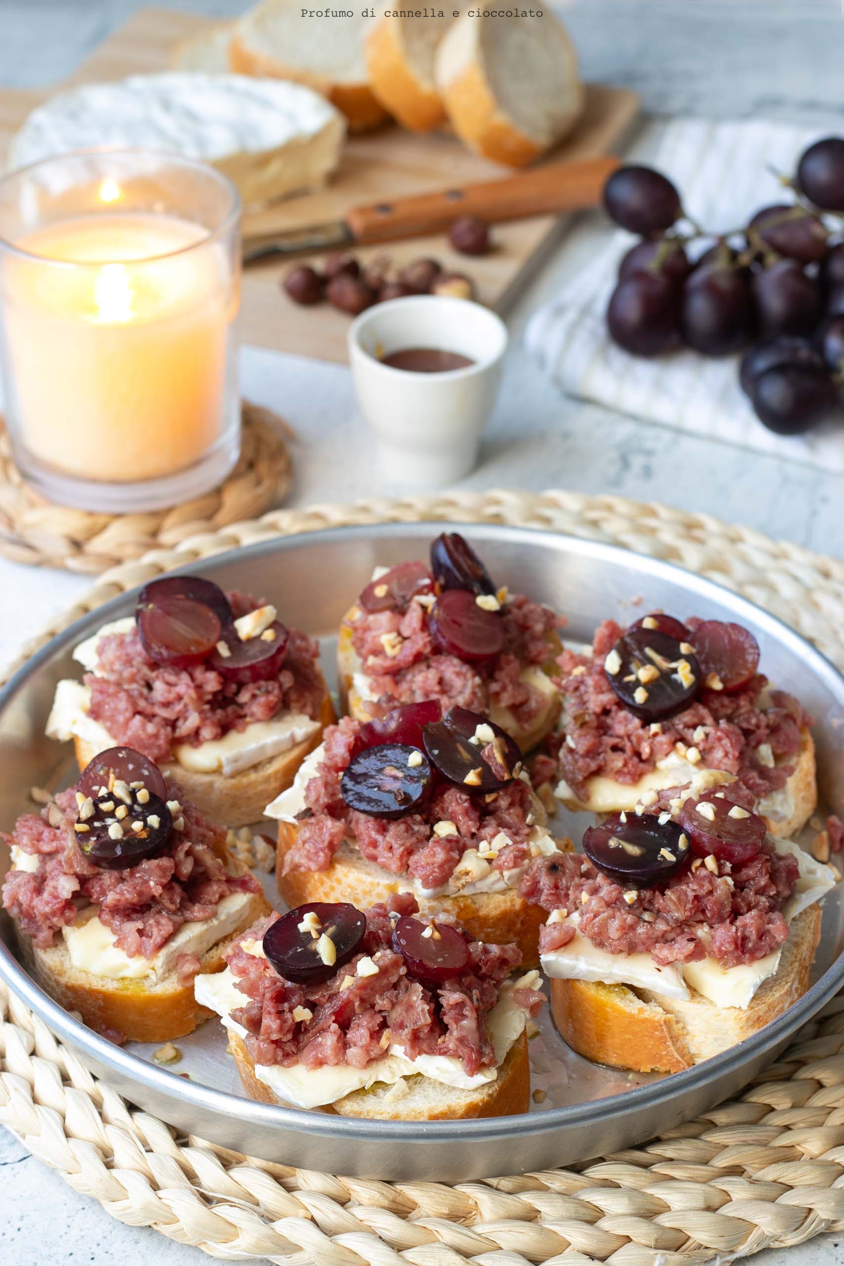 Crostini camembert cotechino e uva