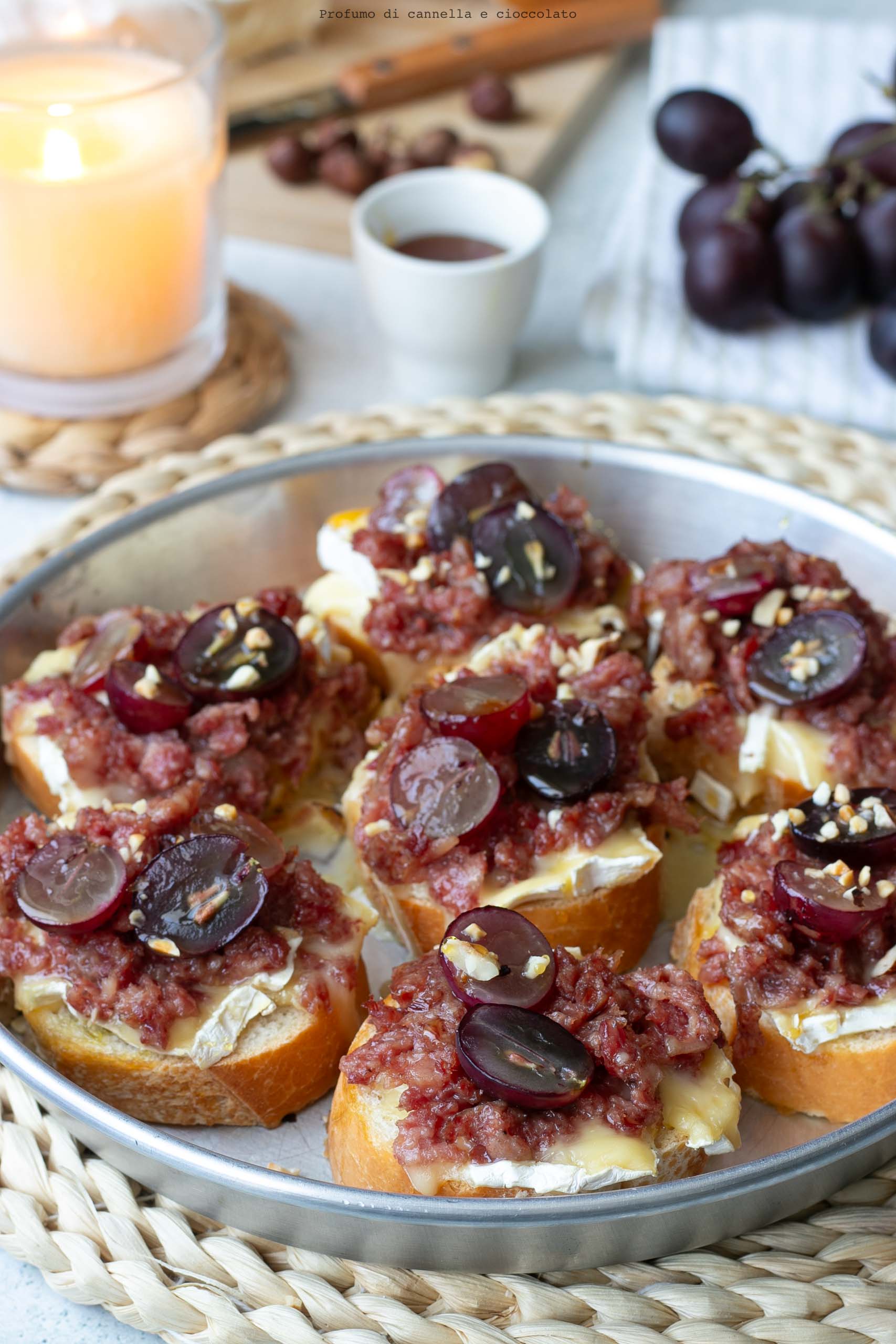Crostini camembert cotechino e uva