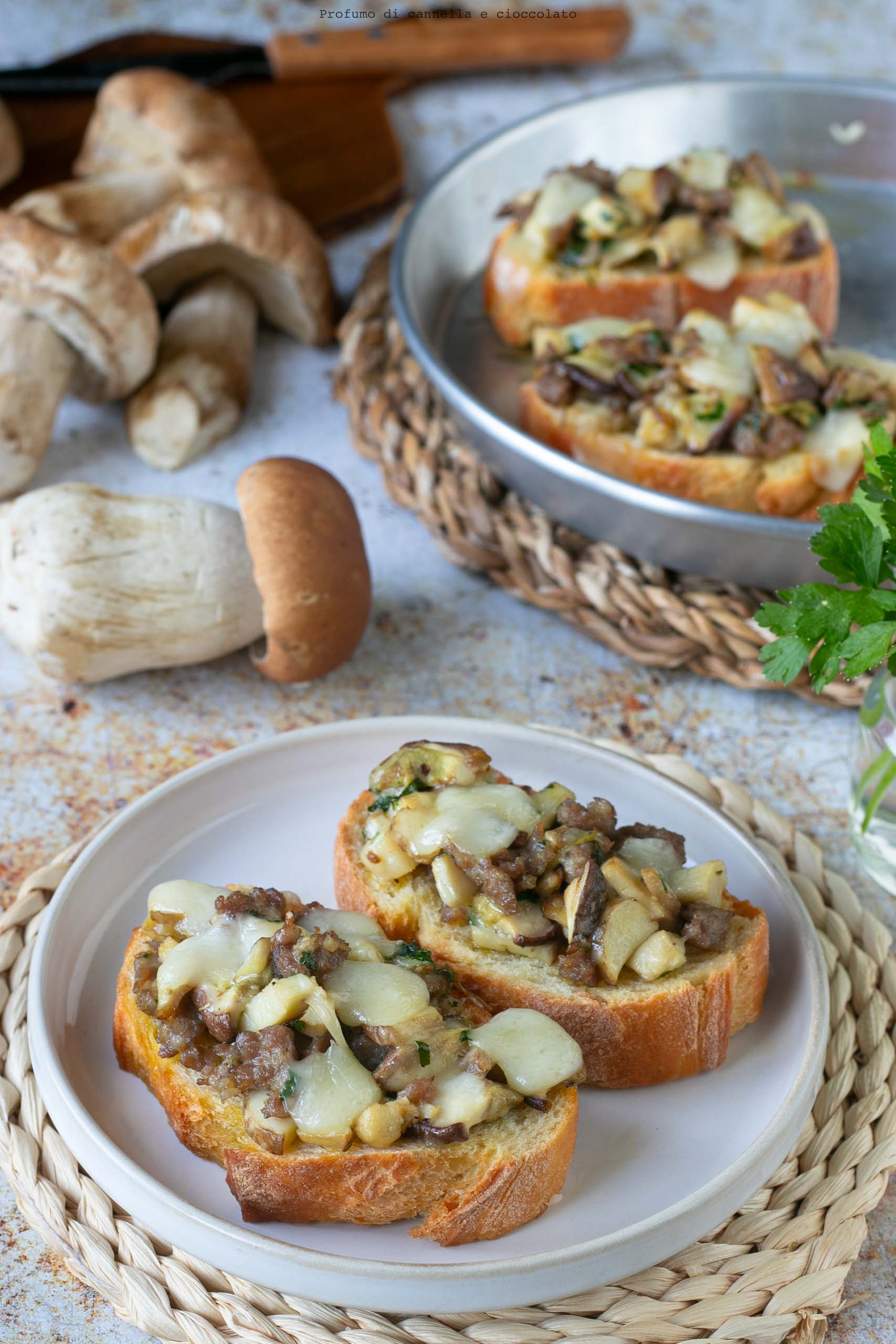 Bruschette salsiccia porcini e formaggio