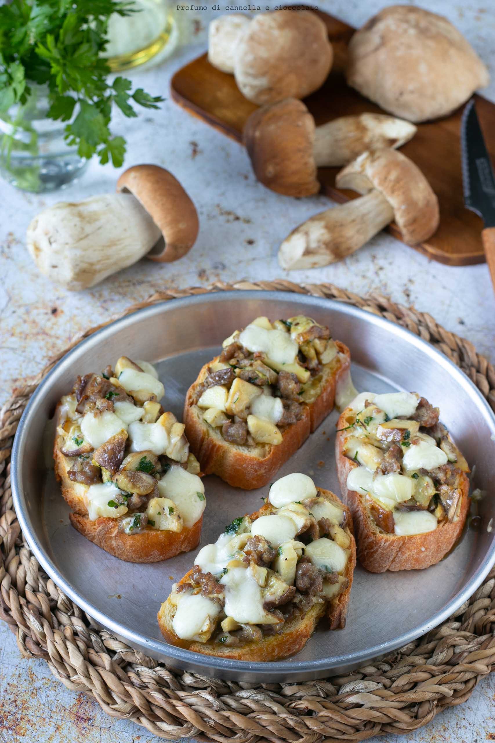 Bruschette salsiccia porcini e formaggio