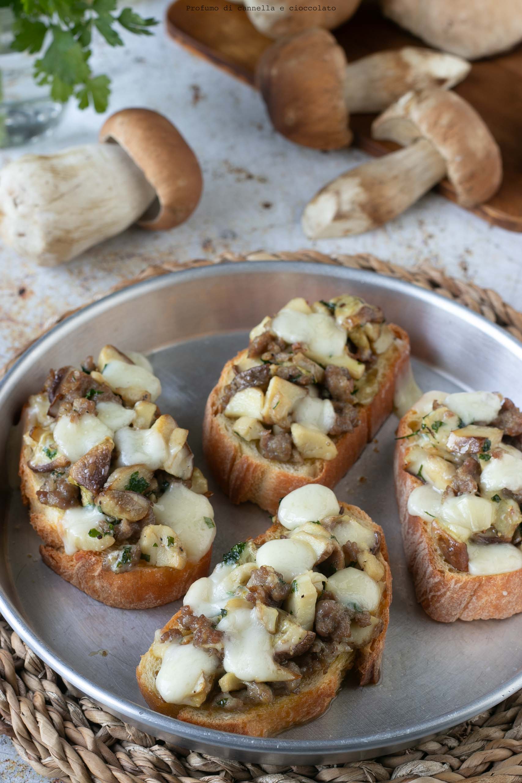 Bruschette salsiccia porcini e formaggio