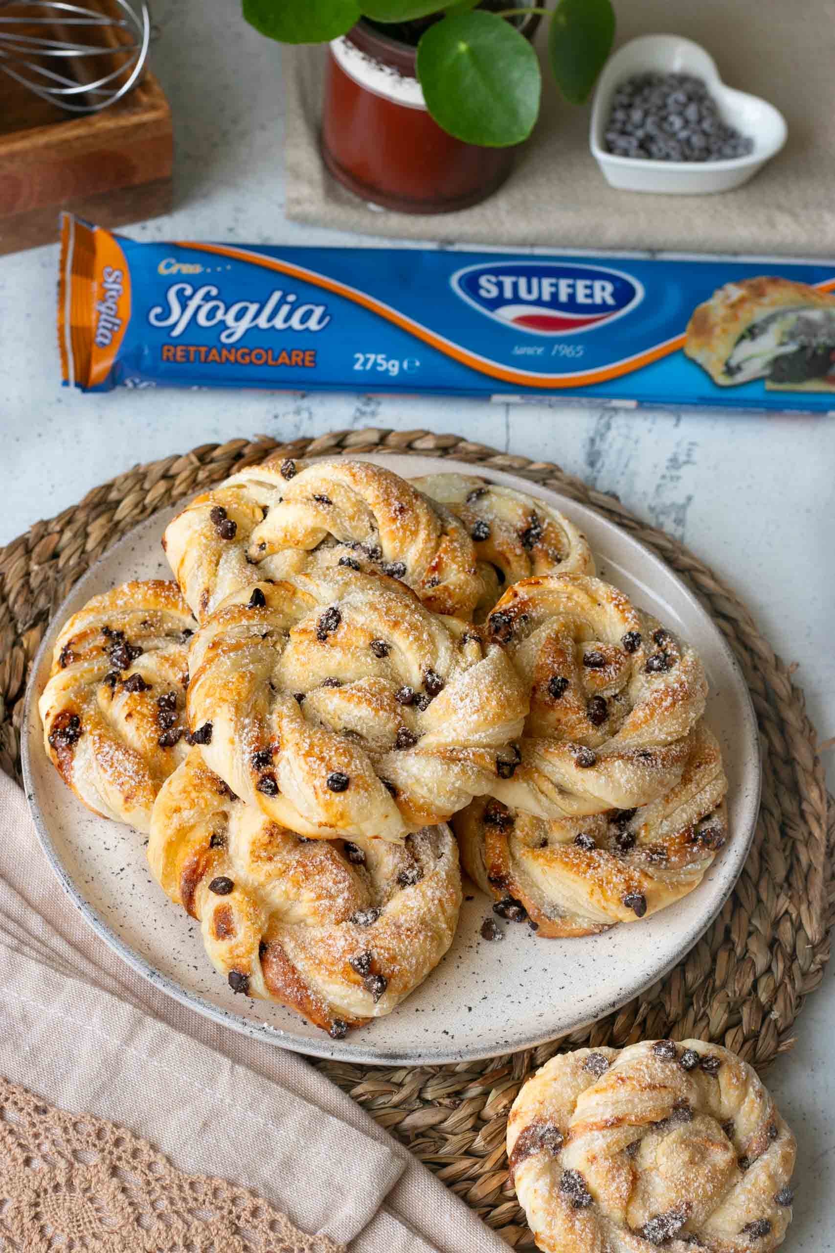 Girelle di pasta sfoglia con ricotta e gocce di cioccolato 