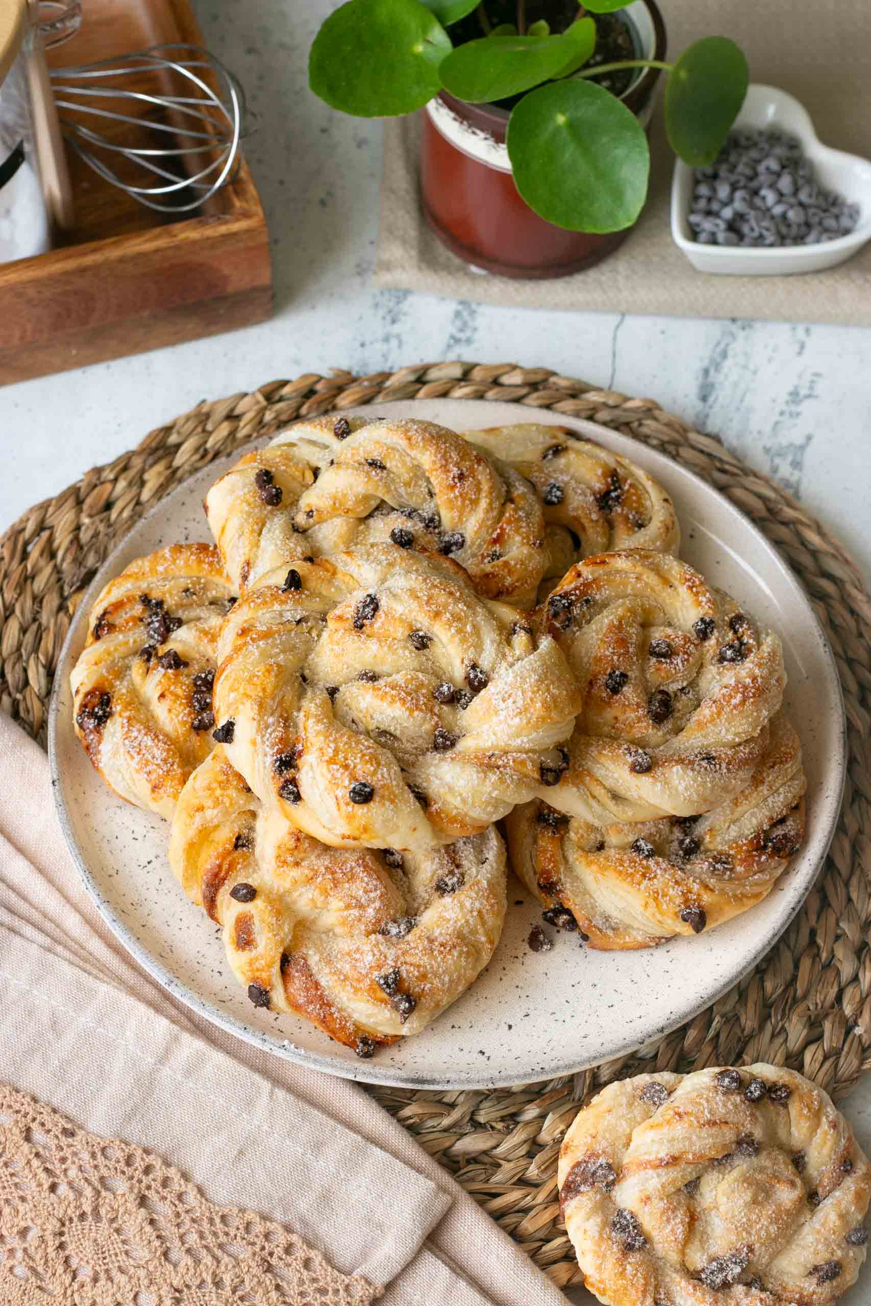 Girelle di pasta sfoglia con ricotta e gocce di cioccolato 