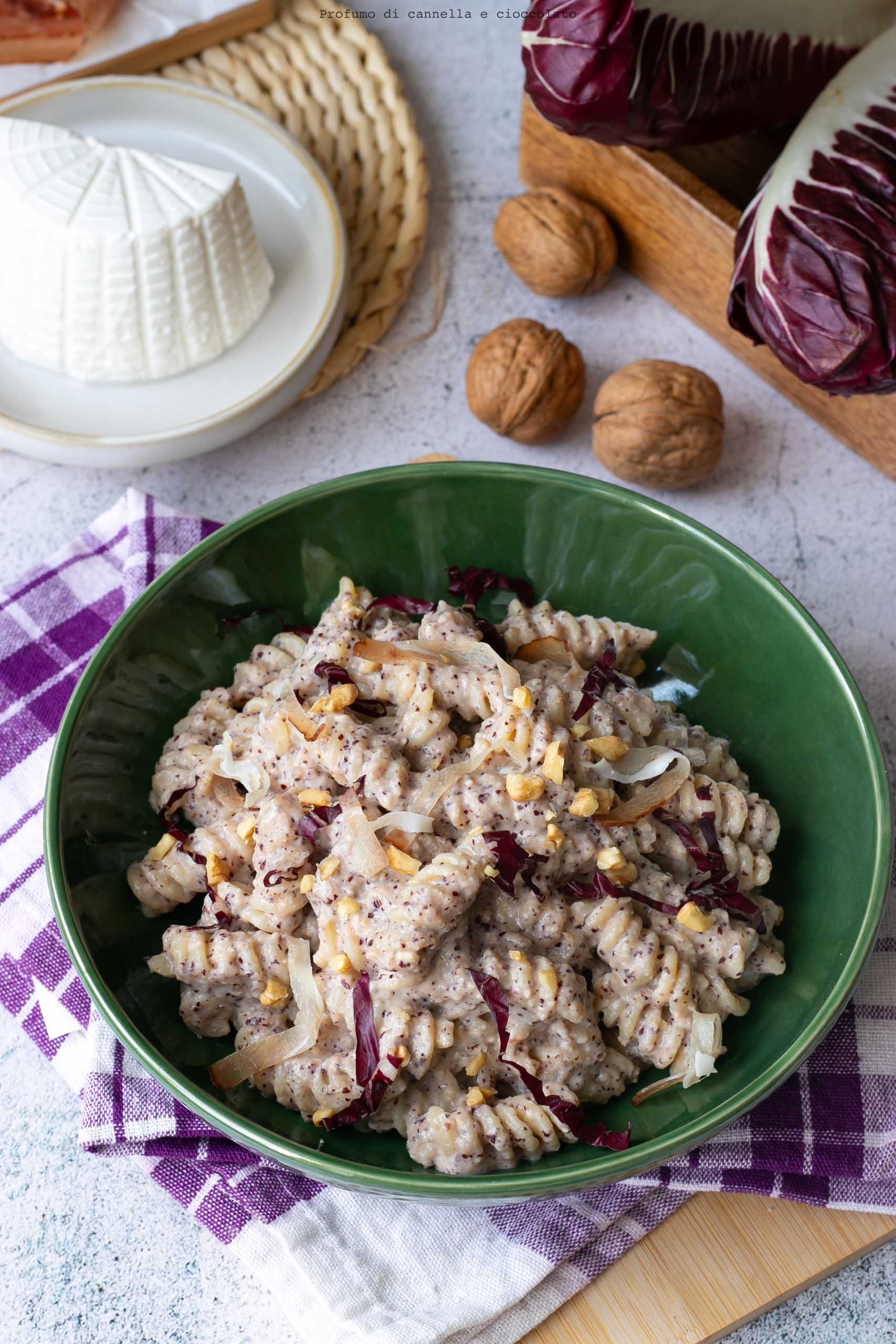Pasta con pesto di radicchio speck e noci