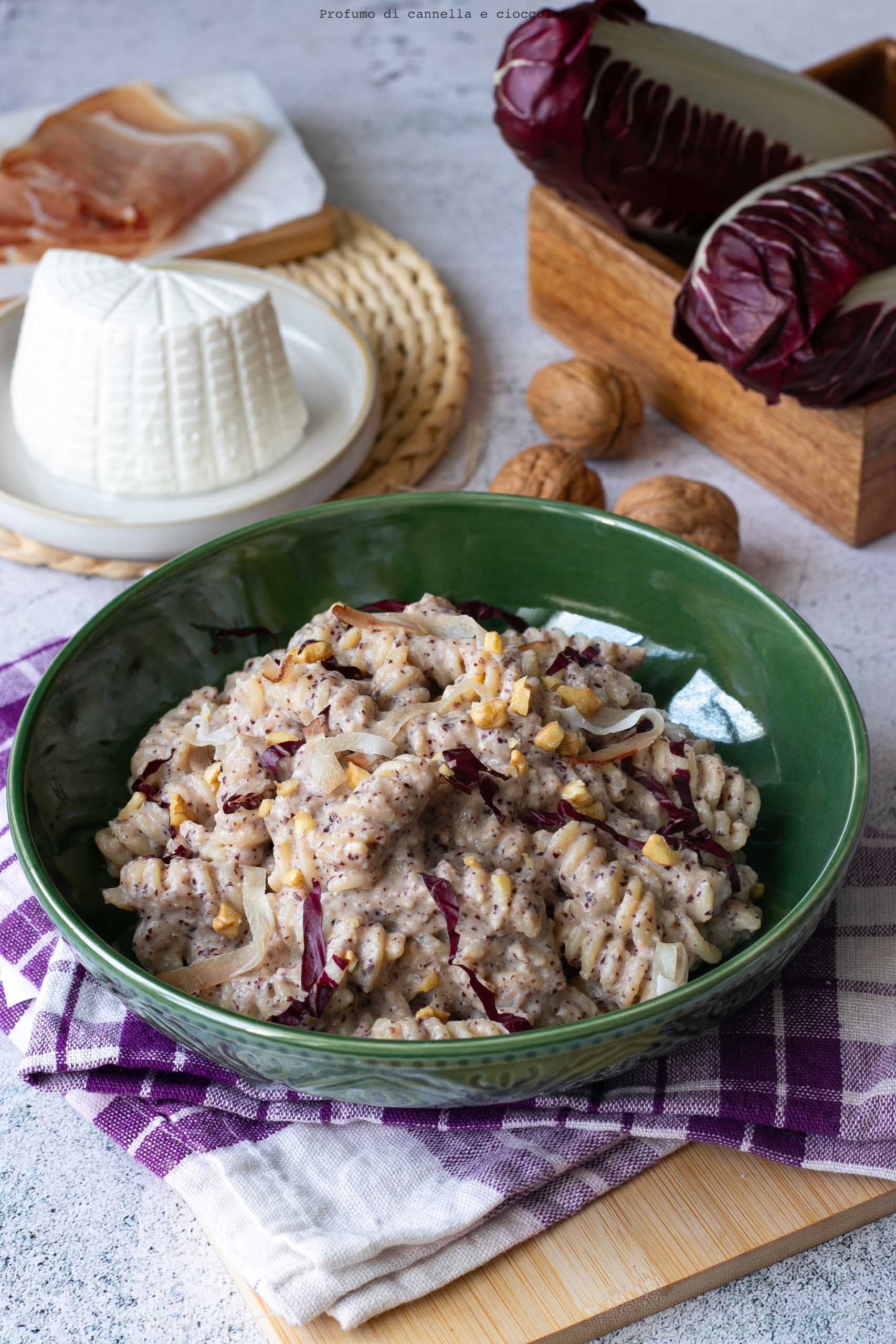 Pasta con pesto di radicchio speck e noci