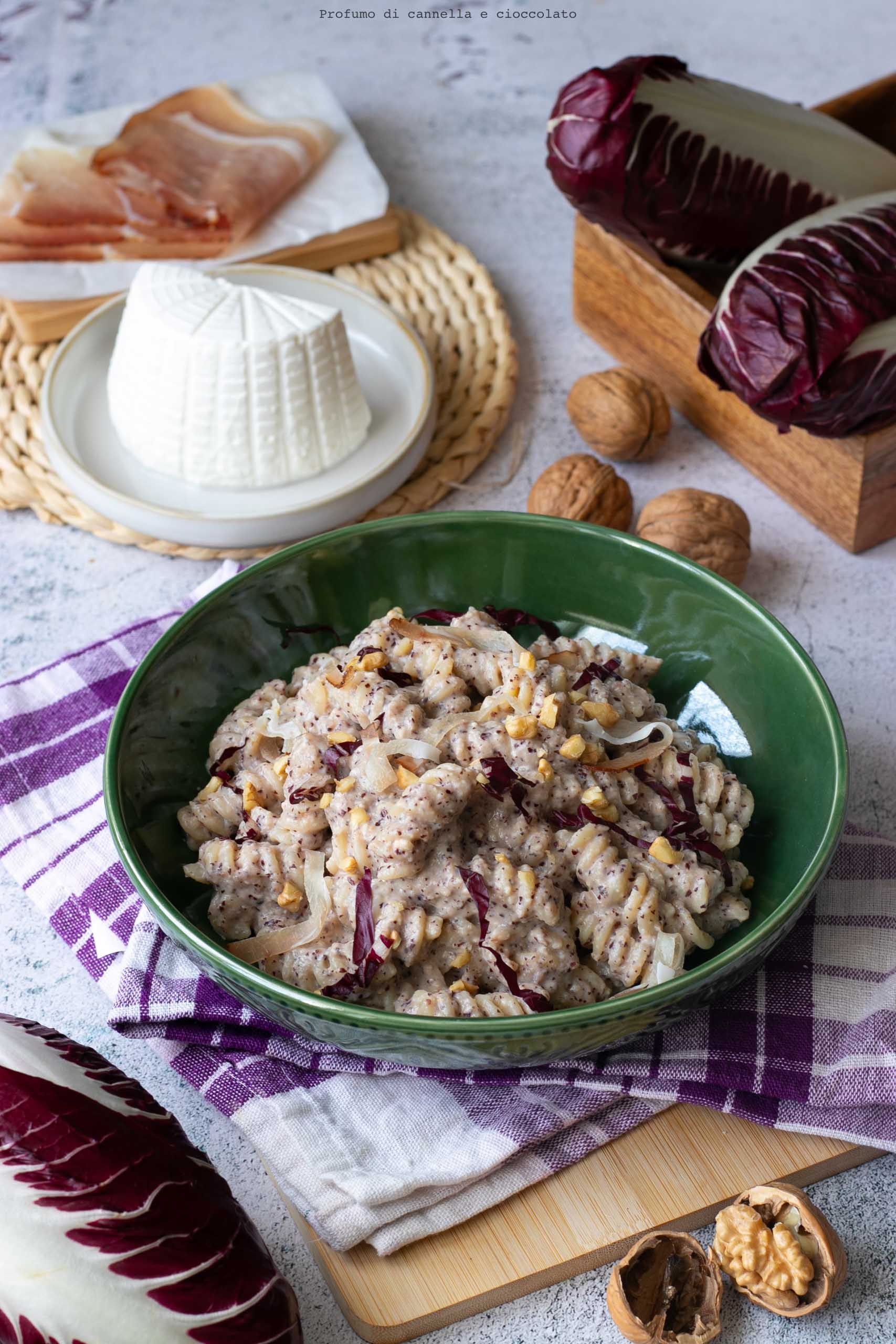Pasta con pesto di radicchio speck e noci