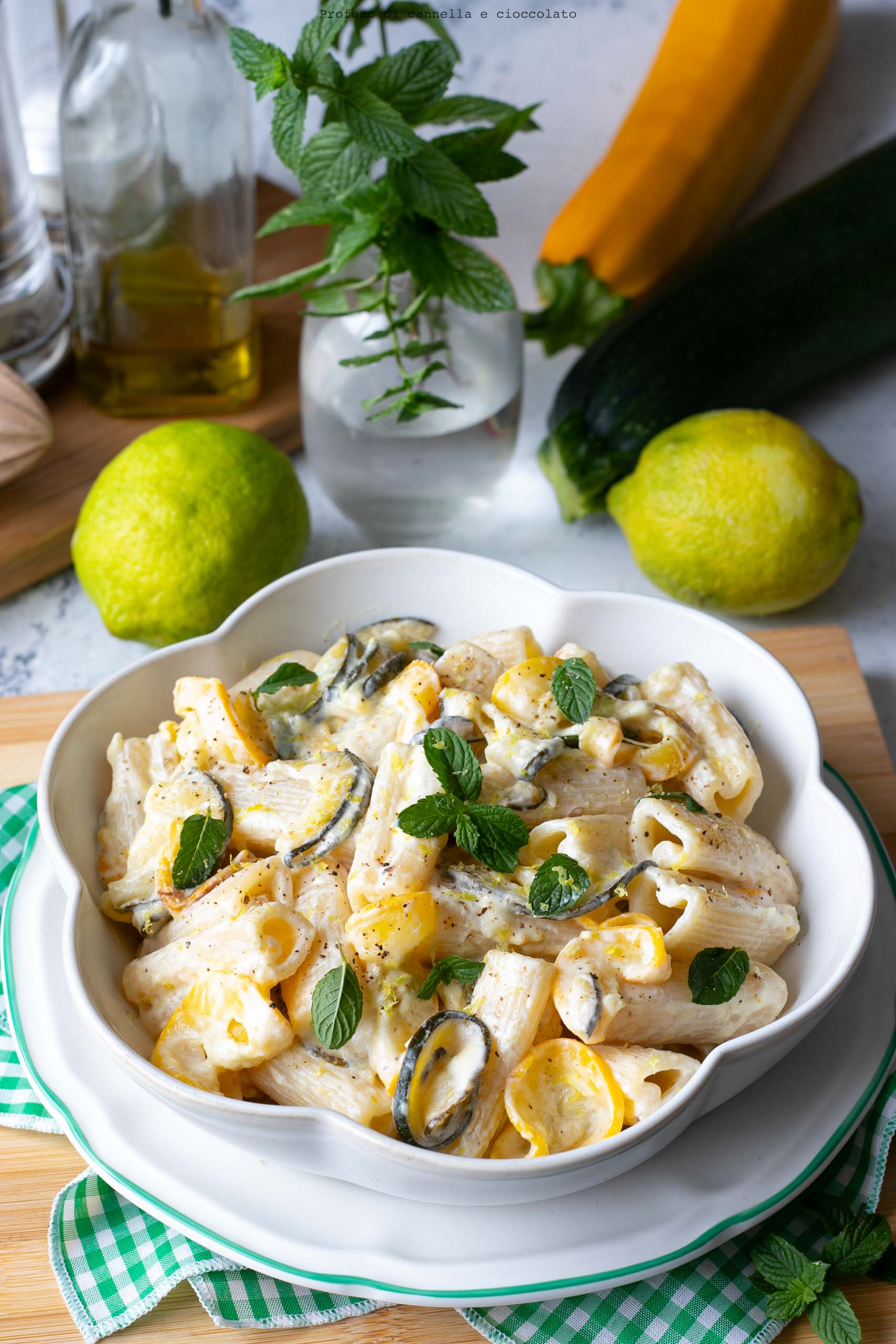 Pasta alle zucchine formaggio spalmabili limone e menta Pasta alle zucchine formaggio spalmabili limone e menta