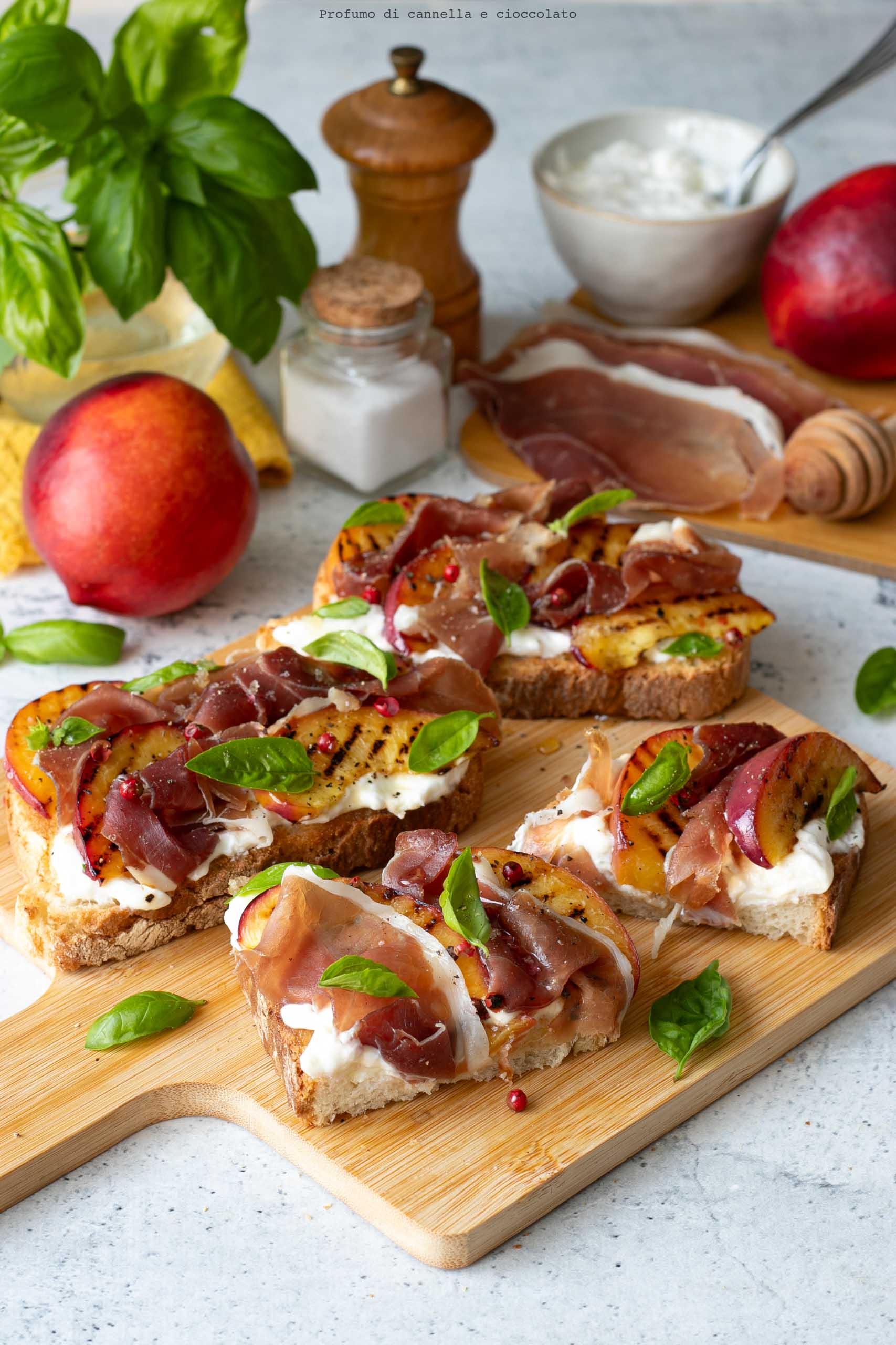 Crostini pesche stracciatella e prosciutto crudo Crostini pesche stracciatella e prosciutto crudo