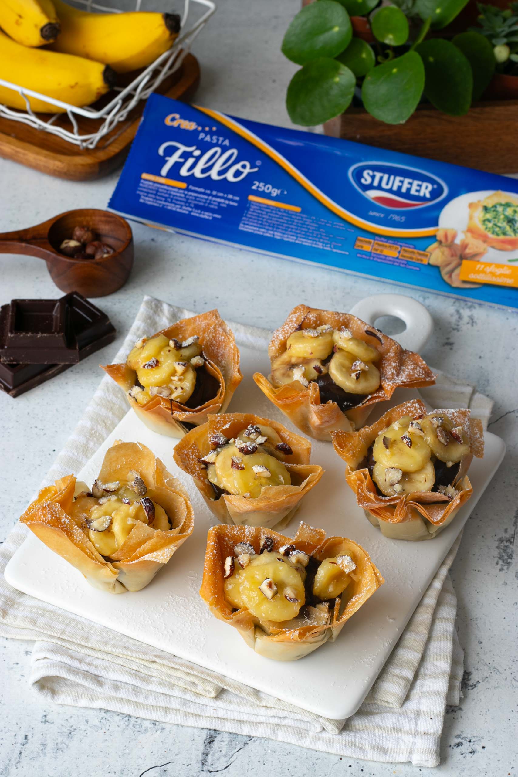 Cestini di pasta fillo con crema al cioccolato banane caramellate e nocciole