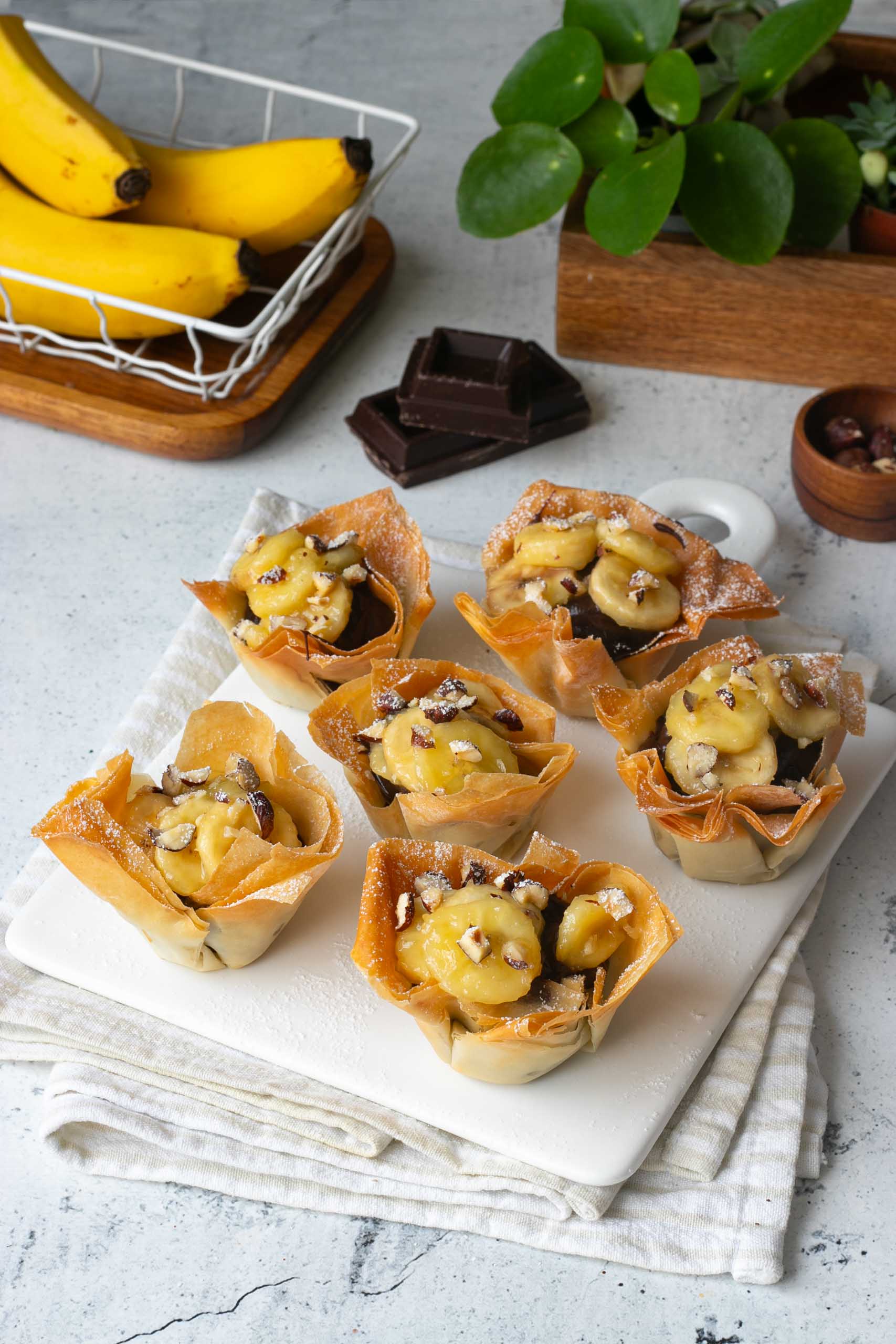 Cestini di pasta fillo con crema al cioccolato banane caramellate e nocciole