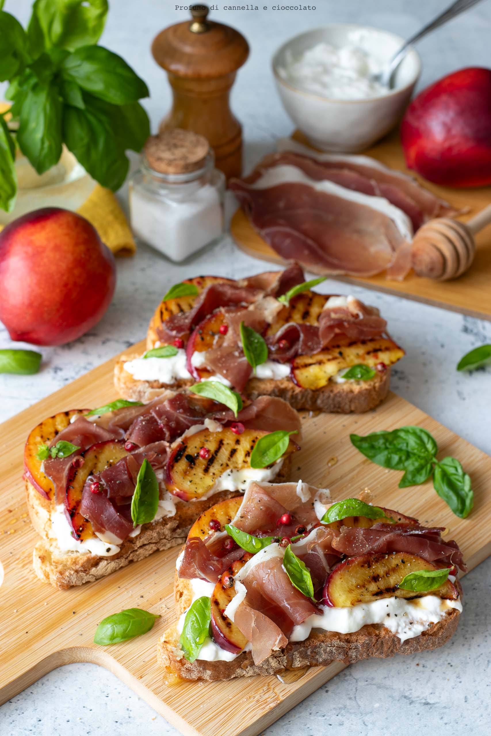 Crostini pesche stracciatella e prosciutto crudo Crostini pesche stracciatella e prosciutto crudo