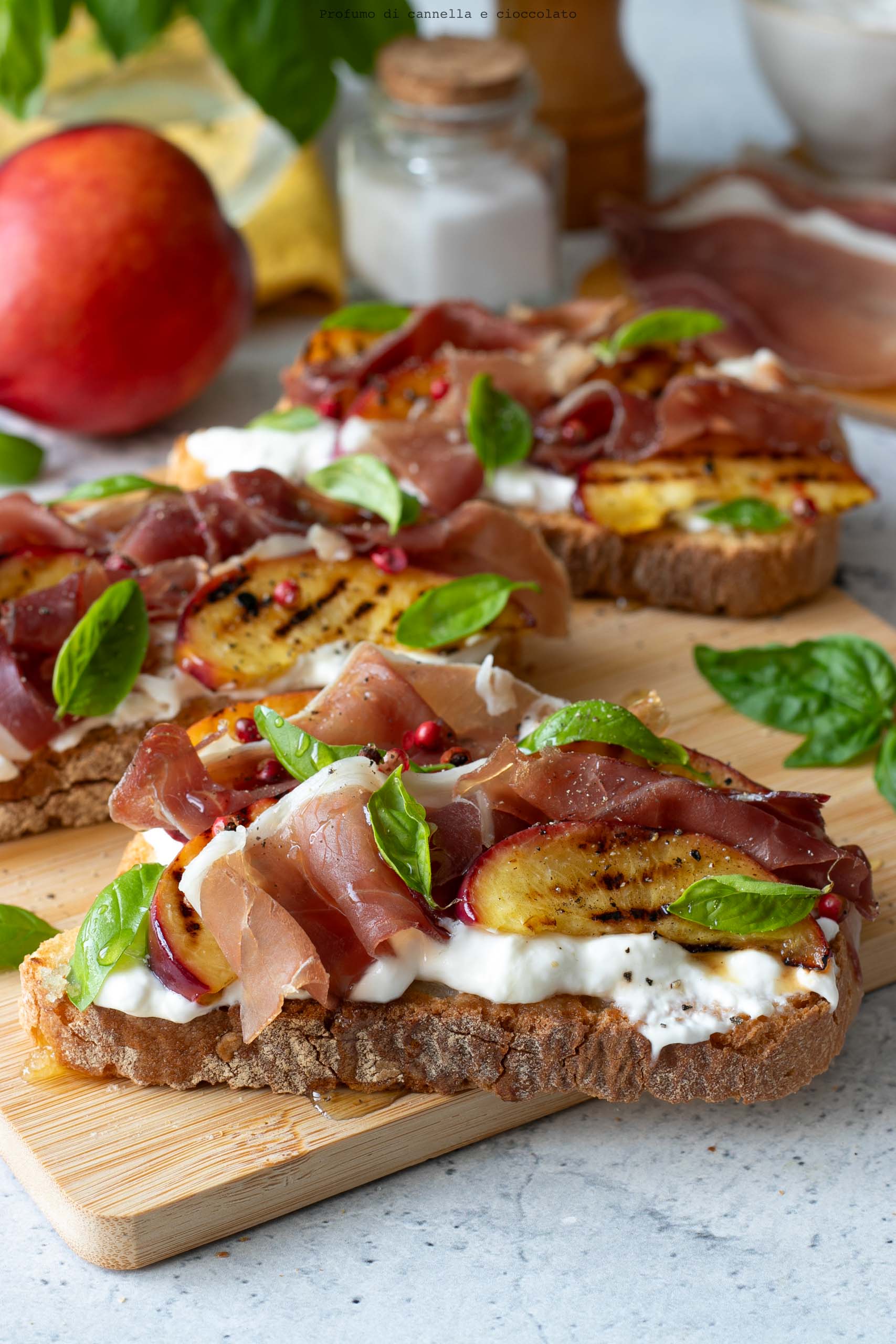 Crostini pesche stracciatella e prosciutto crudo Crostini pesche stracciatella e prosciutto crudo