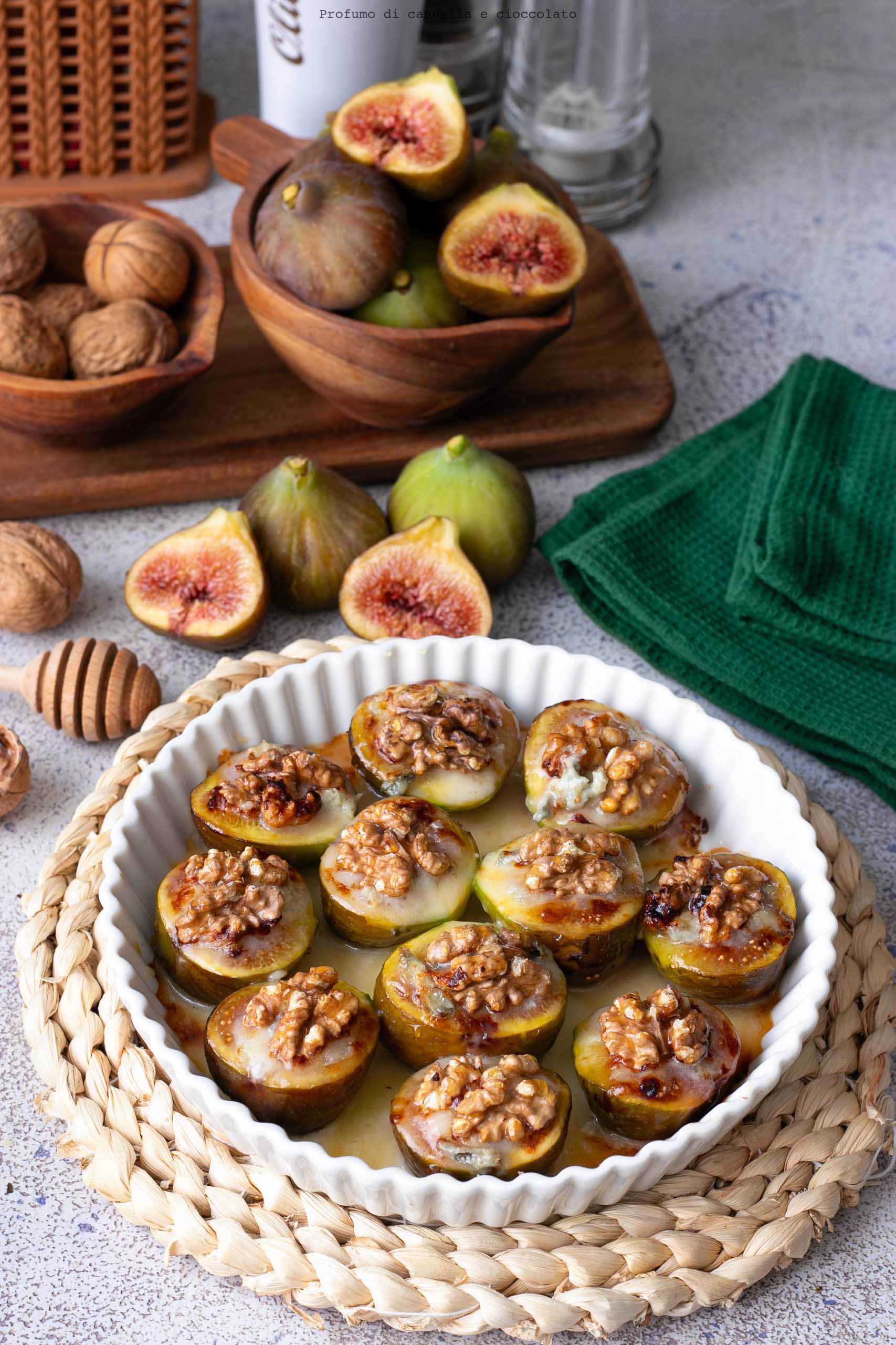 Fichi al forno con gorgonzola e noci