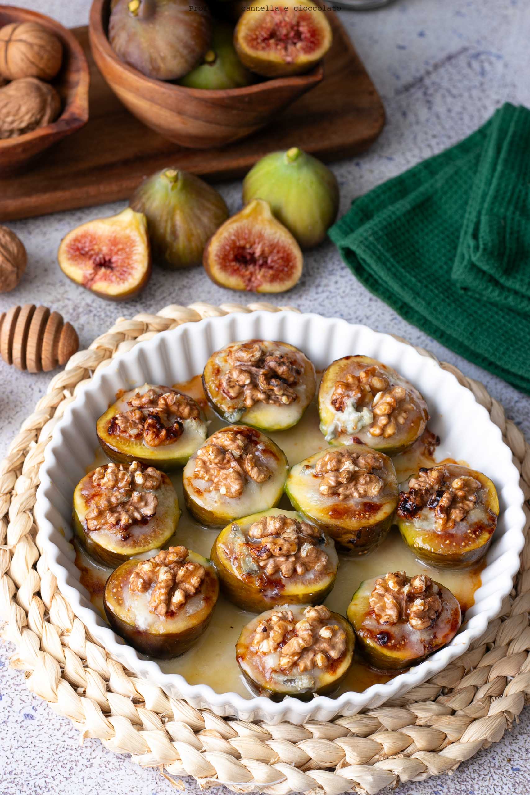 Fichi al forno con gorgonzola e noci