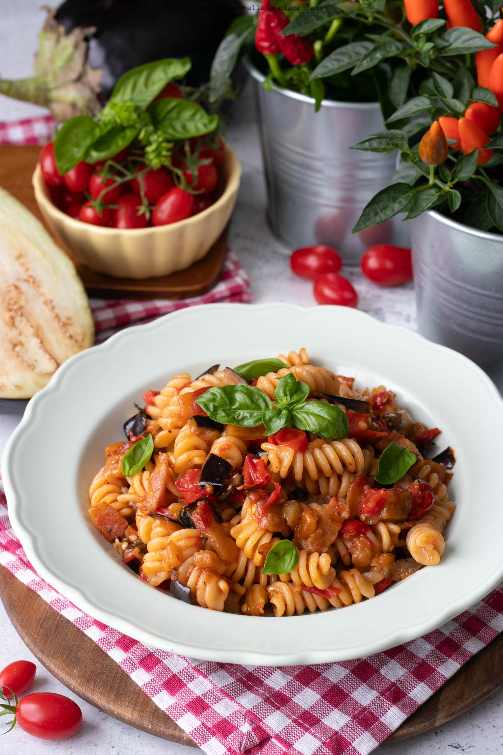 Pasta piccante melanzane pomodorini e pancetta Pasta piccante melanzane pomodorini e pancetta