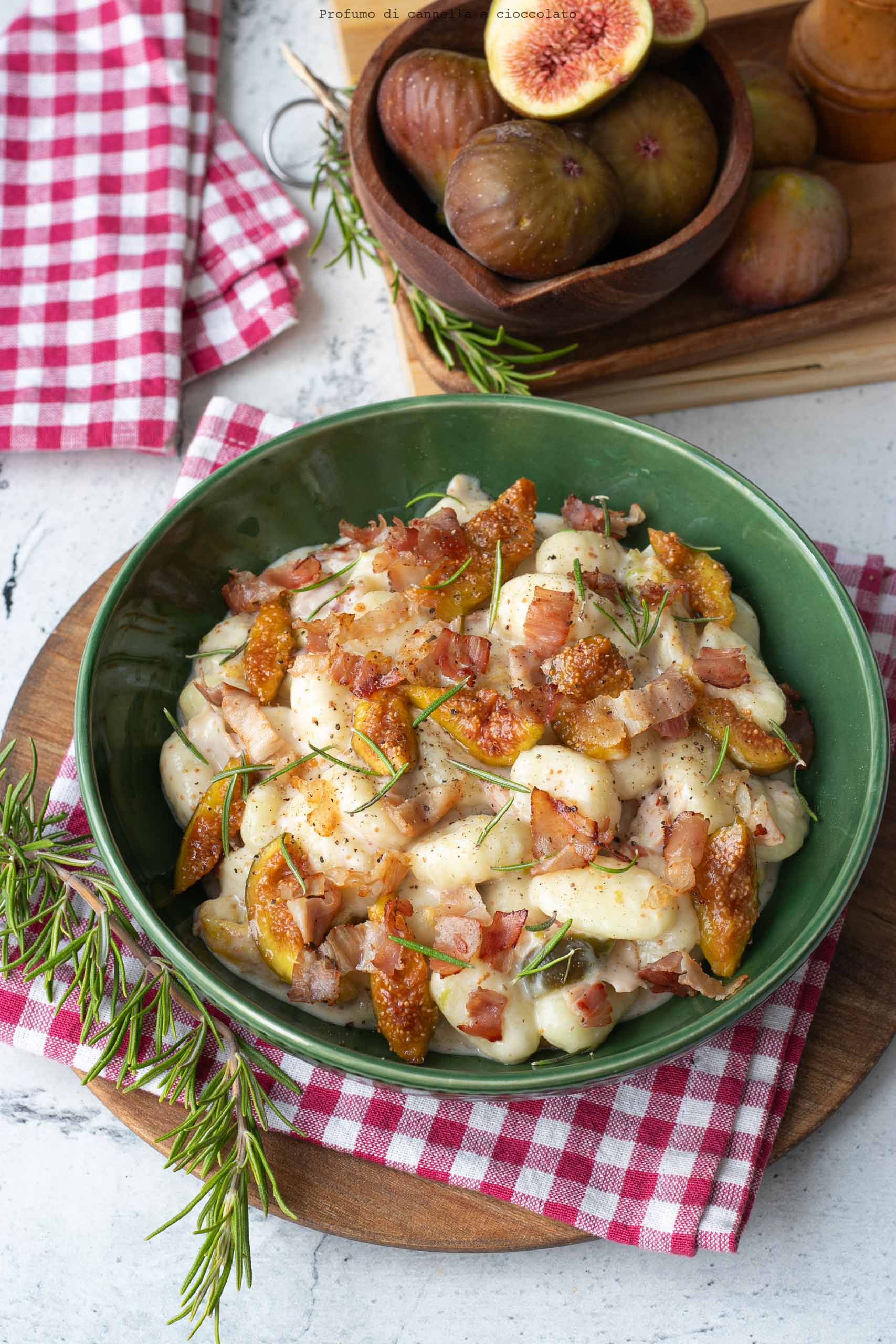 Gnocchi crescenza fichi caramellati e speck croccante