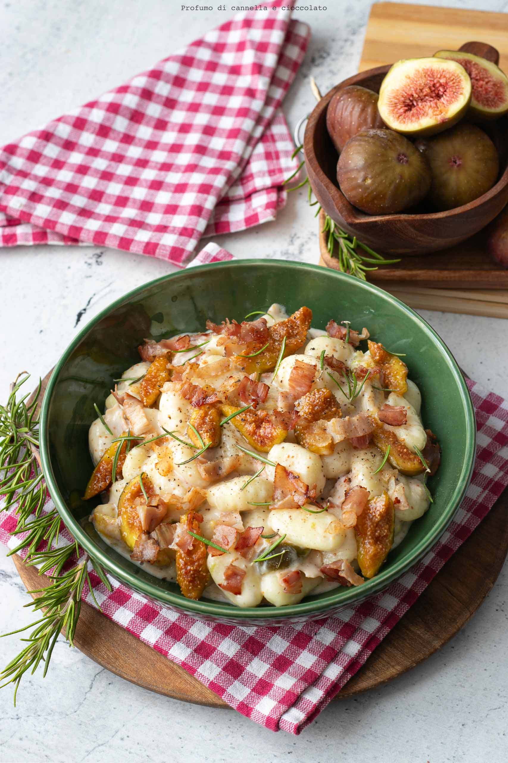 Gnocchi crescenza fichi caramellati e speck croccante