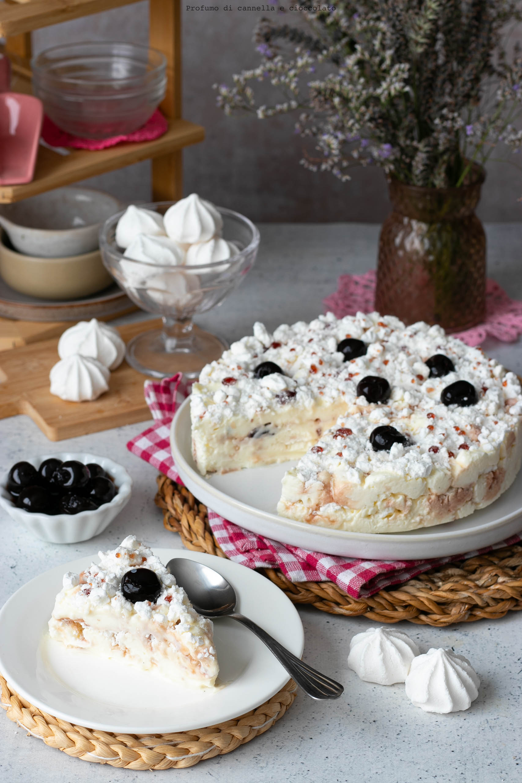 Torta gelato meringata crema al mascarpone e panna e amarene Torta gelato meringata crema al mascarpone e panna e amarene