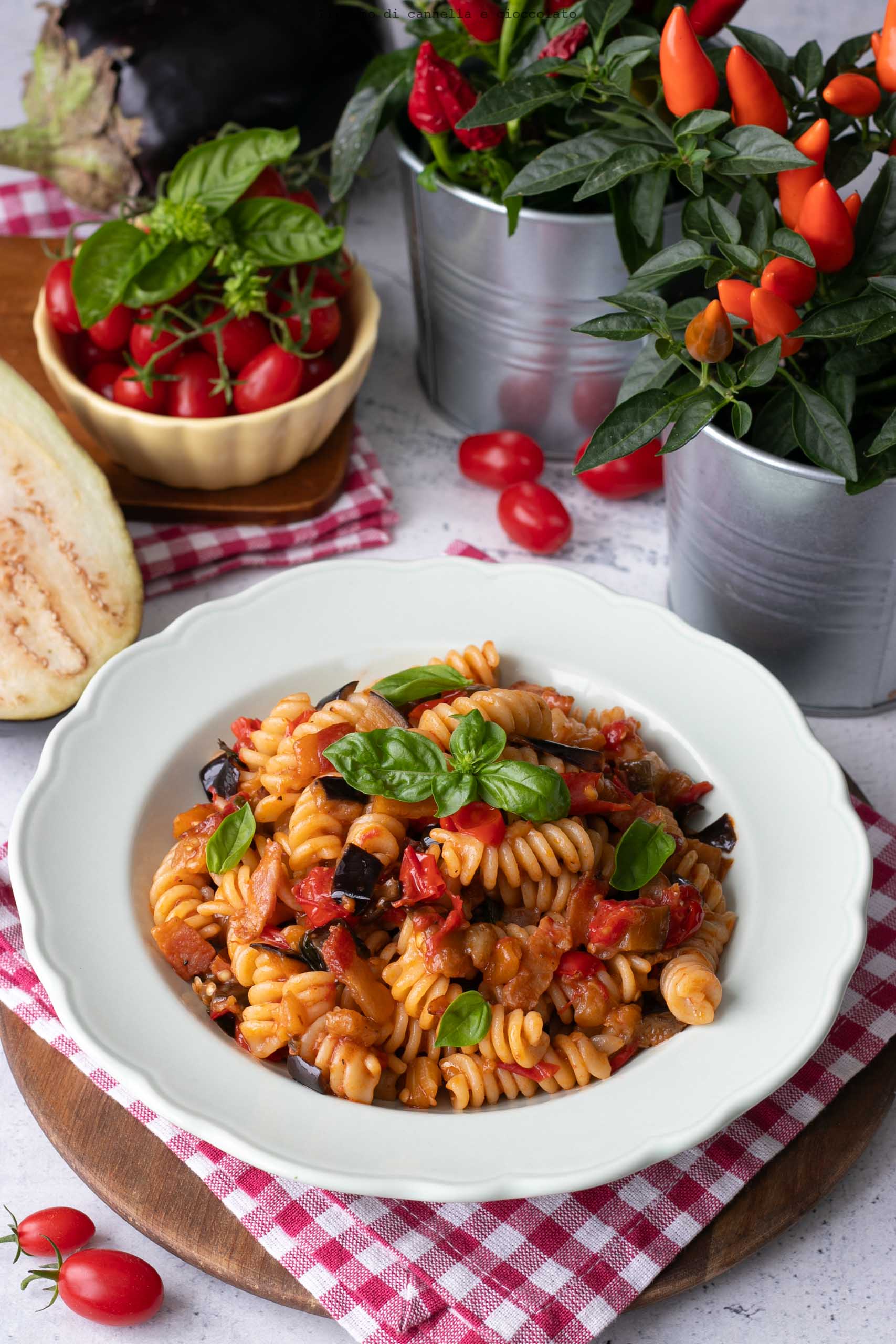 Pasta piccante melanzane pomodorini e pancetta