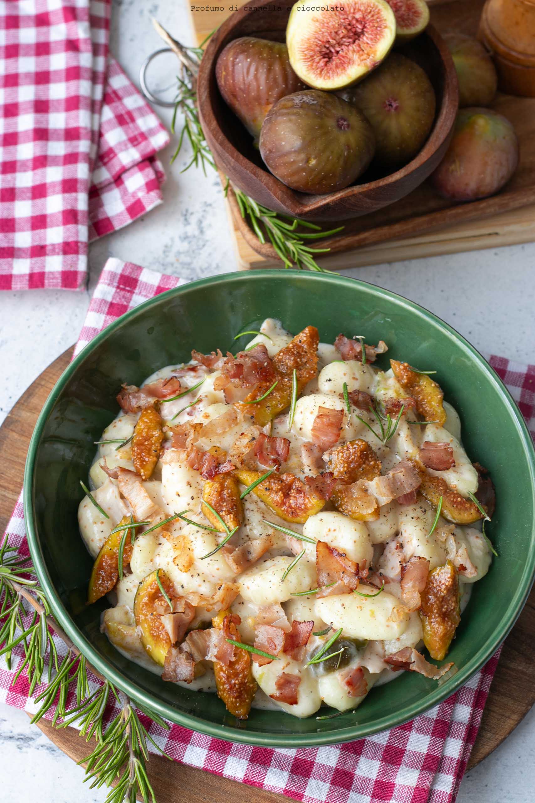 Gnocchi crescenza fichi caramellati e speck croccante Gnocchi crescenza fichi caramellati e speck croccante