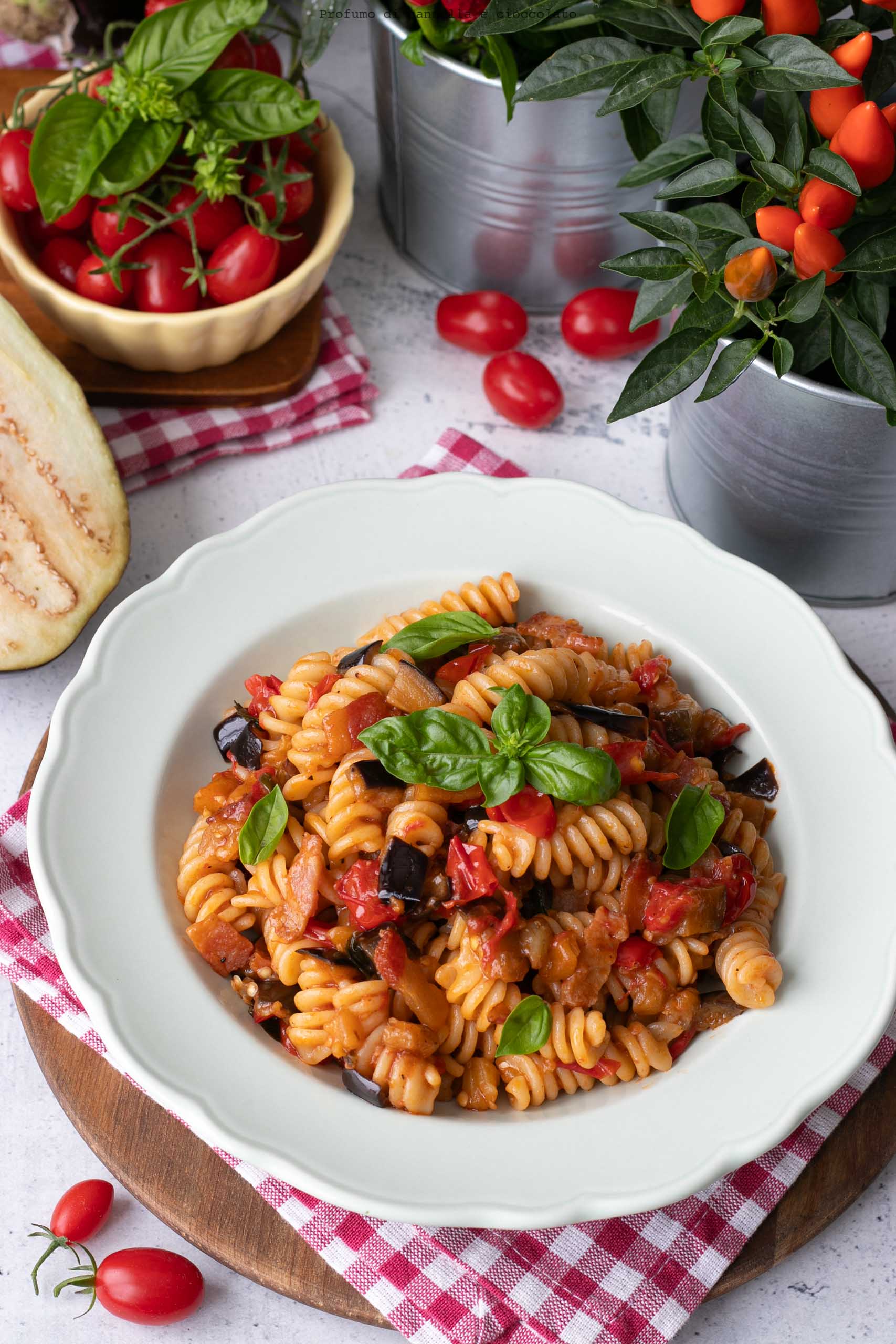 Pasta piccante melanzane pomodorini e pancetta Pasta piccante melanzane pomodorini e pancetta