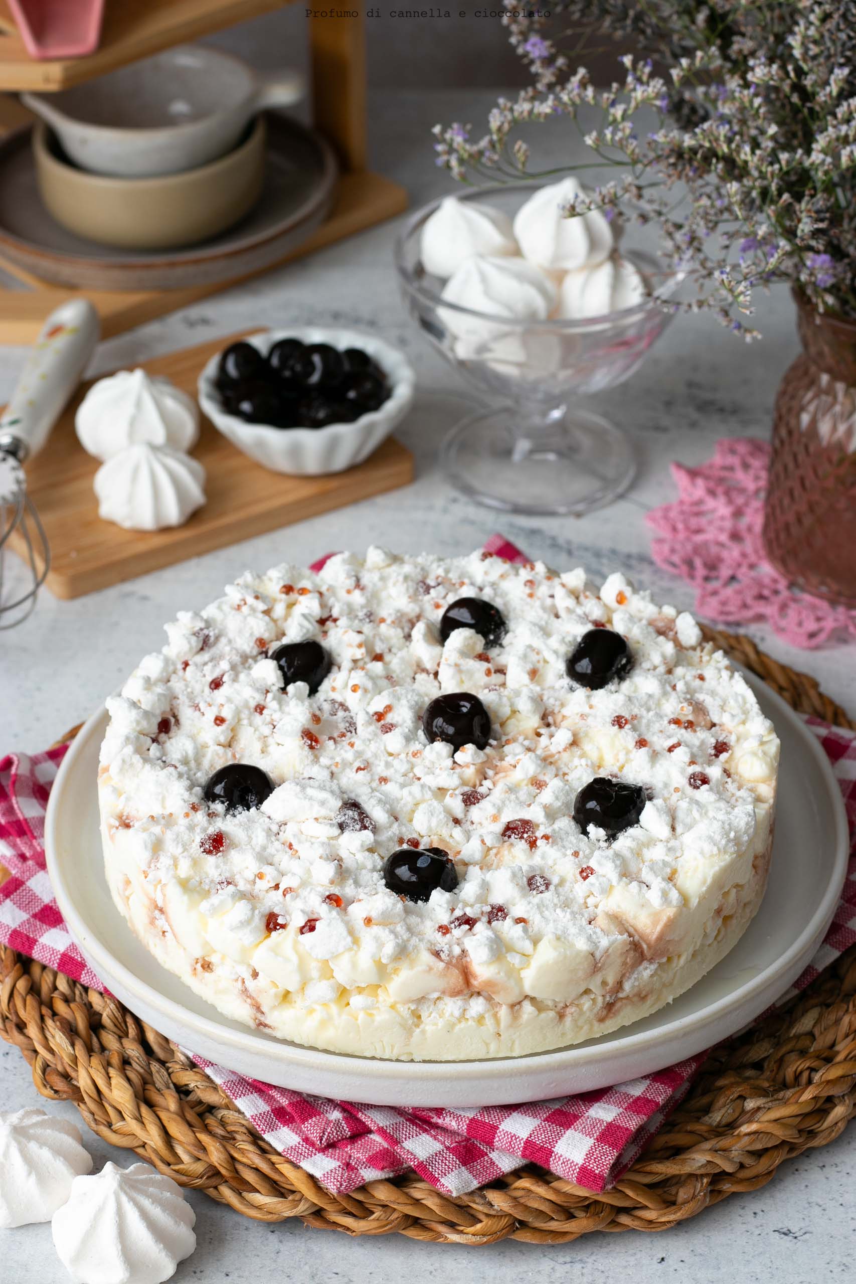 Torta gelato meringata crema al mascarpone e panna e amarene Torta gelato meringata crema al mascarpone e panna e amarene
