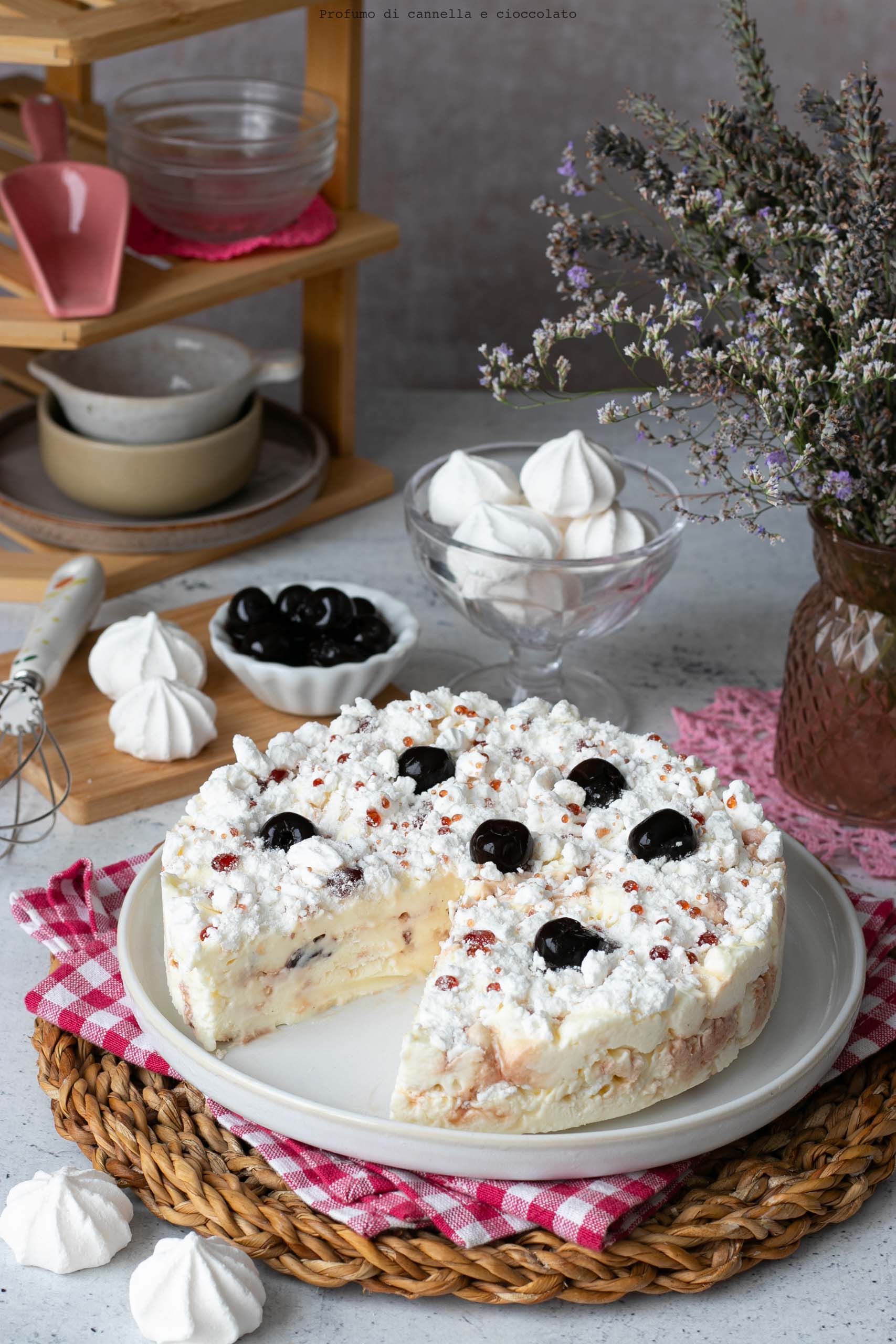 Torta gelato meringata crema al mascarpone e panna e amarene