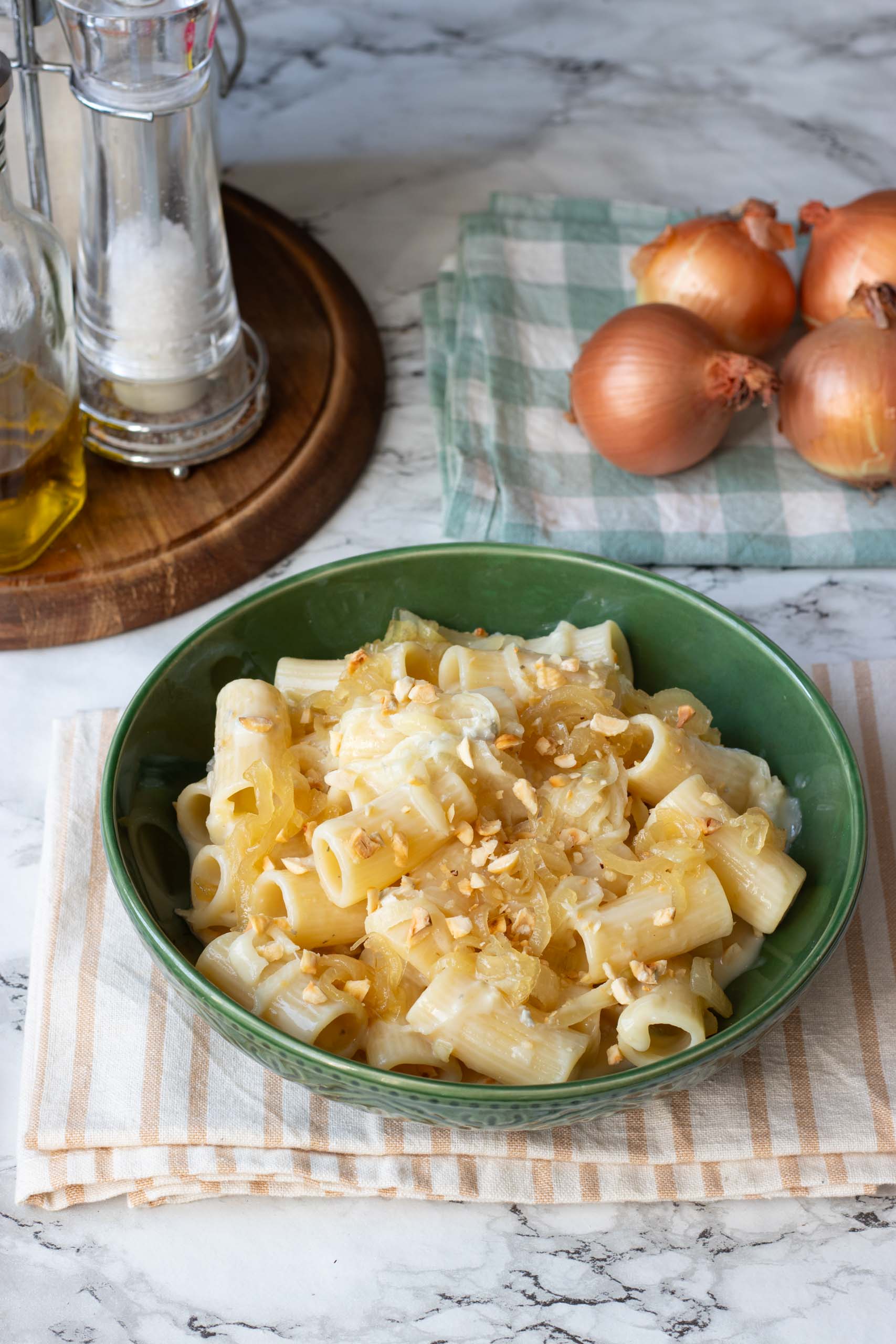Pasta con cipolle caramellate, crema di gorgonzola e nocciole tostate 