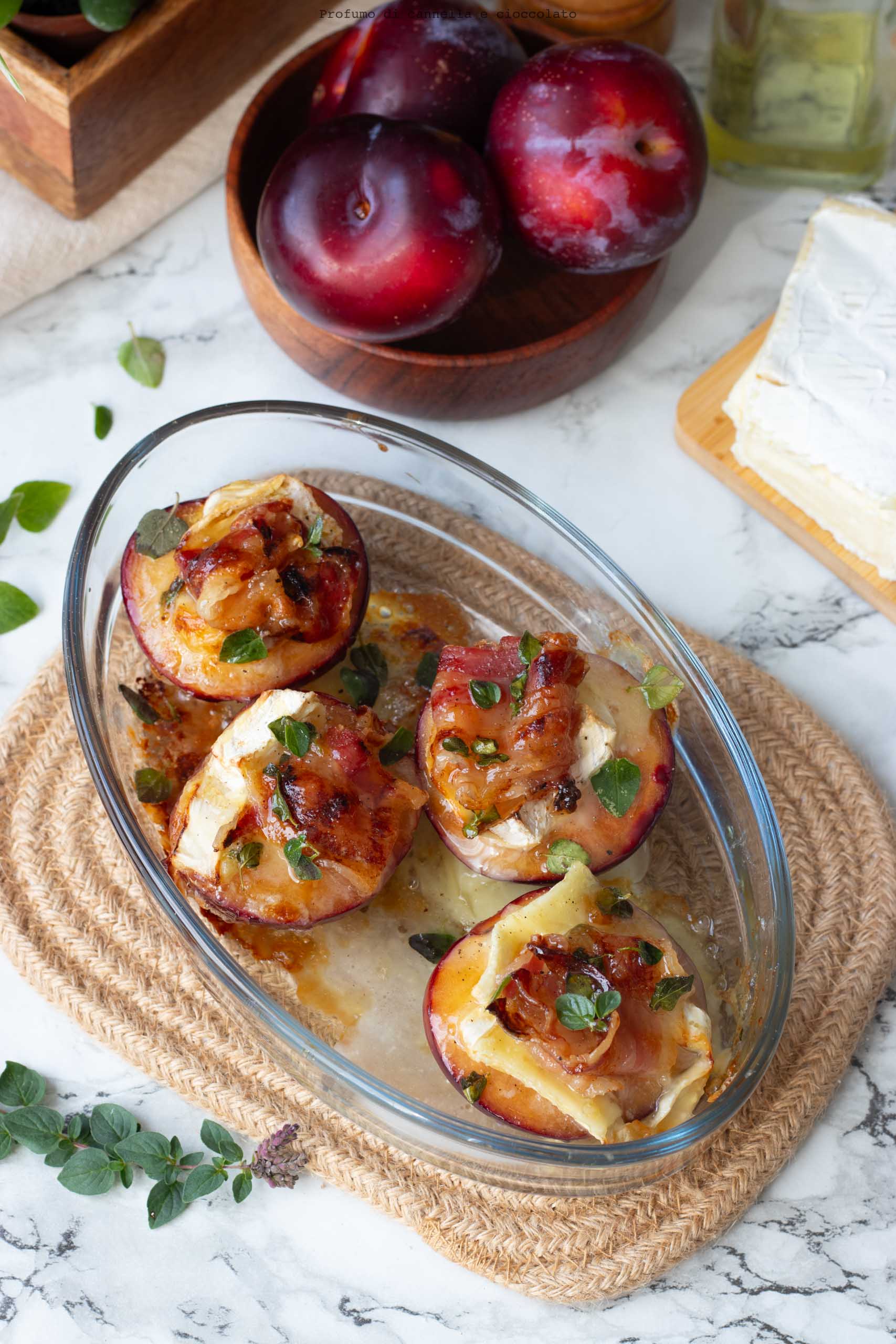 Prugne al forno con brie pancetta e miele Prugne al forno con brie pancetta e miele