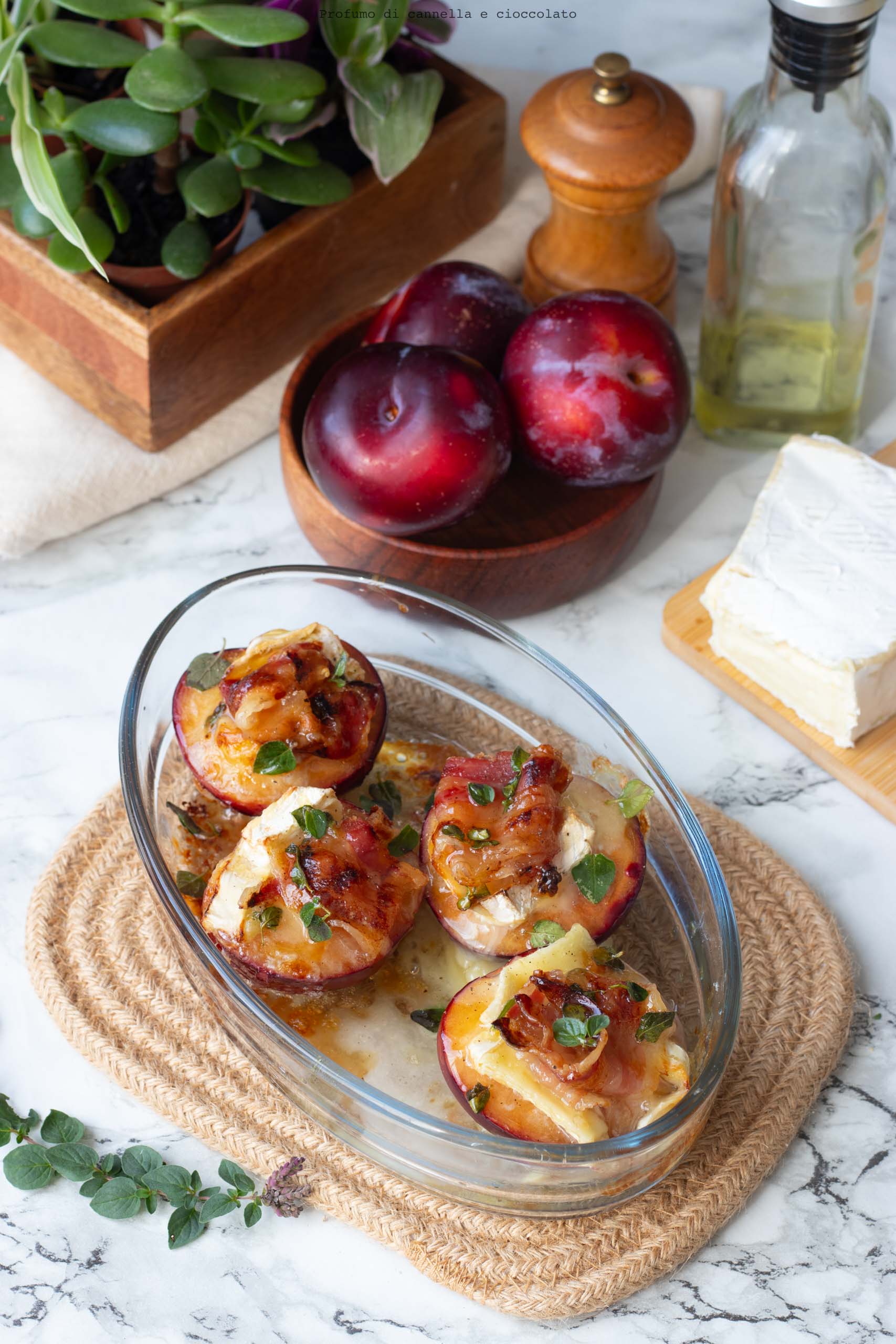 Prugne al forno con brie pancetta e miele Prugne al forno con brie pancetta e miele