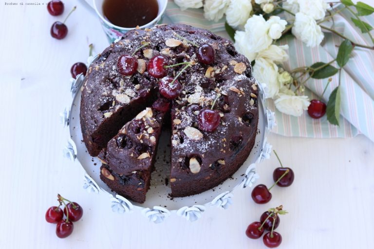 Torta soffice cioccolato e ciliegie | Profumo di Cannella e Cioccolato
