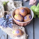 Uova decorate con fiori veri
