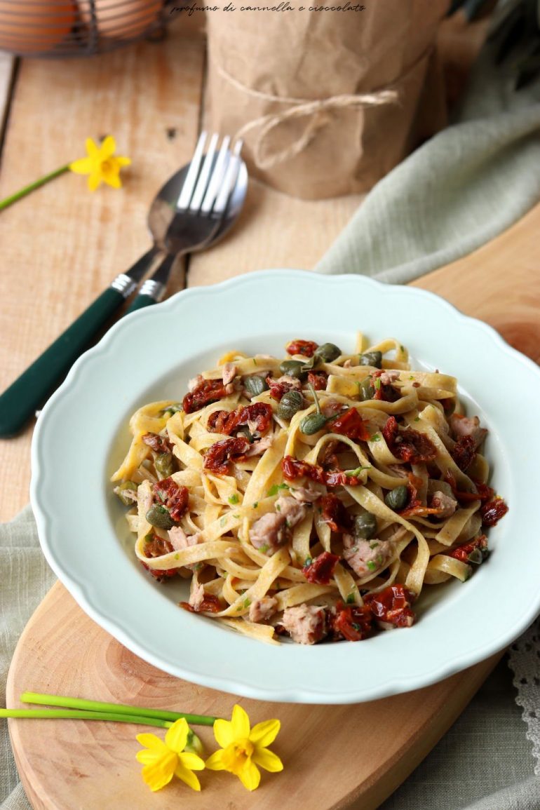 Tagliatelle tonno e pomodorini secchi | Profumo di Cannella e Cioccolato