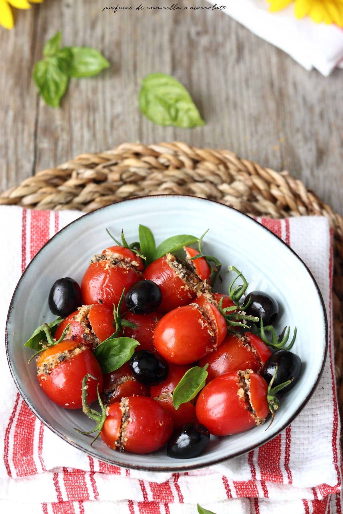 Pomodorini ripieni olive nere e pangrattato